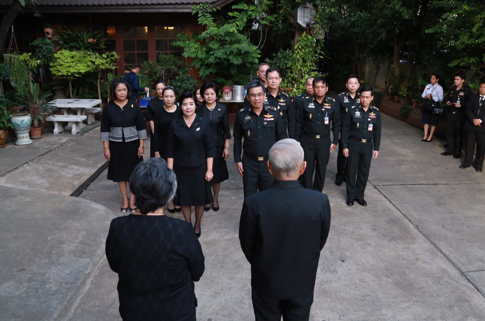 024 เมื่อวันที่ 5 มกราคม 2560 นายกสมาคมภริยาฯ, อุปนายกสมาคมฯ(1) พร้อมด้วยคณะกรรมการสมาคมฯ ร่วมคณะ พล.อ.ชัยชาญ ช้างมงคล ปลัดกระทรวงกลาโหม เข้าอำนวยพรและขอรับพร เนื่องในโอกาสวันขึ้นปีใหม่ จาก พล.อ.วันชัย เรืองตระกูล อดีตปลัดกระทรวงกลาโหม และคุณหญิงสรัสนันท์ เรืองตระกูล อดีตนายกสมาคมภริยาข้าราชการสำนักงานปลัดกระทรวงกลาโหม หลังจากนั้นได้เข้าอำนวยพรและขอรับพร เนื่องในโอกาสวันขึ้นปีใหม่ จากพล.อ.ศิริชัย ดิษฐกุล อดีตปลัดกระทรวงกลาโหม