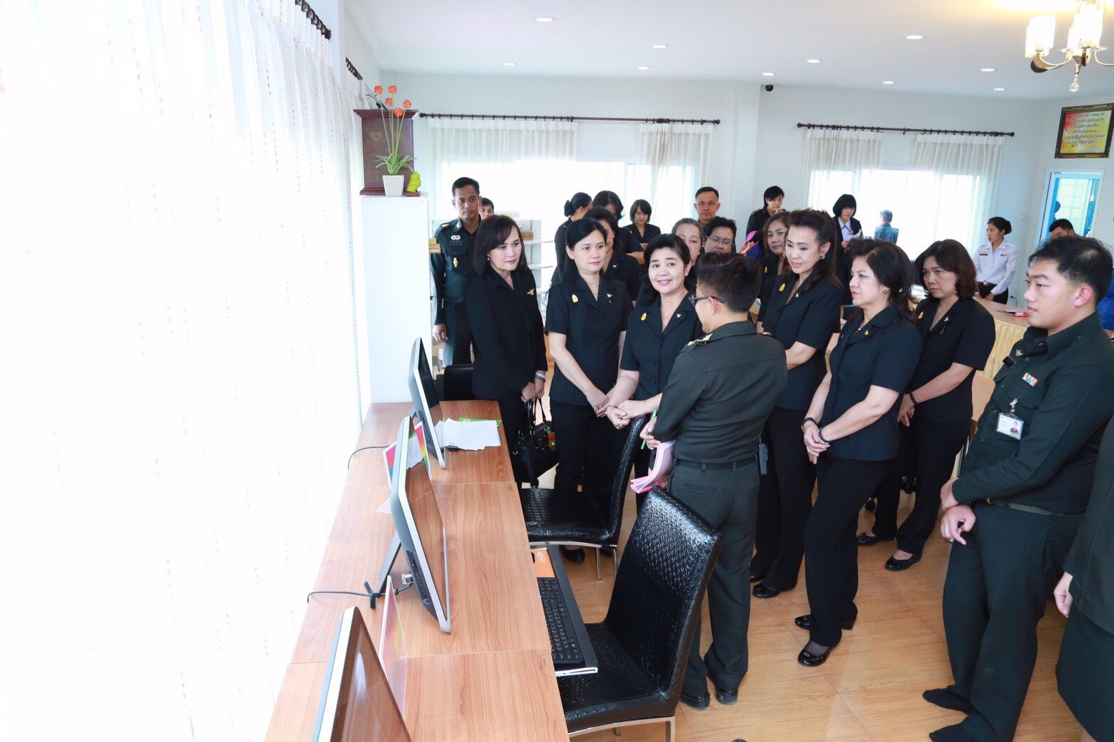 026 เมื่อวันที่ 6 มกราคม 2560 นายกสมาคมภริยาฯ พร้อมด้วยคณะกรรมการสมาคมฯ เดินทางไปตรวจเยี่ยมและติดตามการดำเนินงาน โครงการบริหารจัดการขยะรักษาสิ่งแวดล้อม โครงการศูนย์ส่งเสริมการเรียนรู้ โครงการครอบครัวพอเพียงและโครงการสายใยรักษ์เพื่อคนพิเศษ ในพื้นที่ของหน่วย ศพปน.พท.ศอพท. อ.ฝาง จ.เชียงใหม่