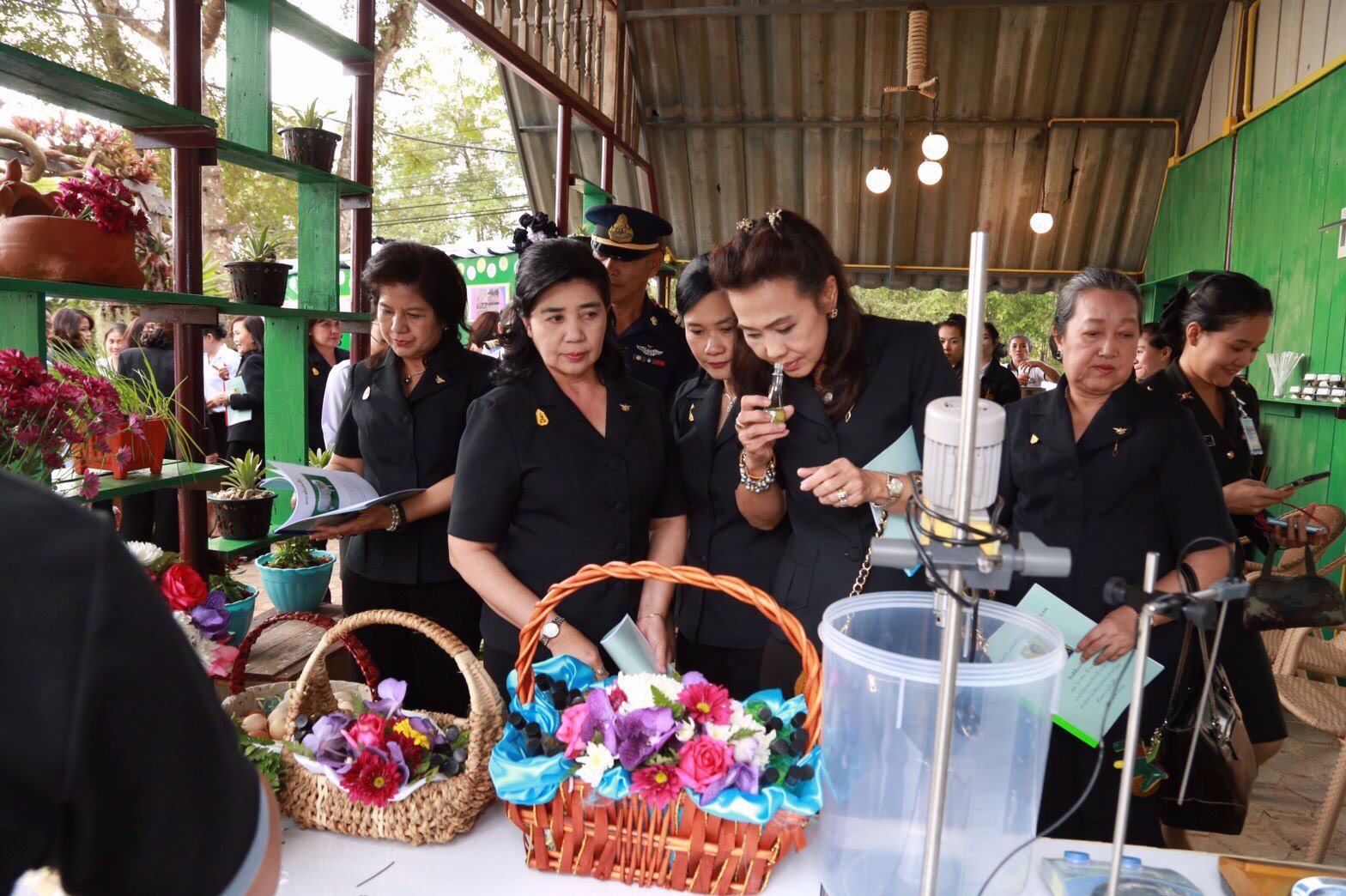 026 เมื่อวันที่ 6 มกราคม 2560 นายกสมาคมภริยาฯ พร้อมด้วยคณะกรรมการสมาคมฯ เดินทางไปตรวจเยี่ยมและติดตามการดำเนินงาน โครงการบริหารจัดการขยะรักษาสิ่งแวดล้อม โครงการศูนย์ส่งเสริมการเรียนรู้ โครงการครอบครัวพอเพียงและโครงการสายใยรักษ์เพื่อคนพิเศษ ในพื้นที่ของหน่วย ศพปน.พท.ศอพท. อ.ฝาง จ.เชียงใหม่