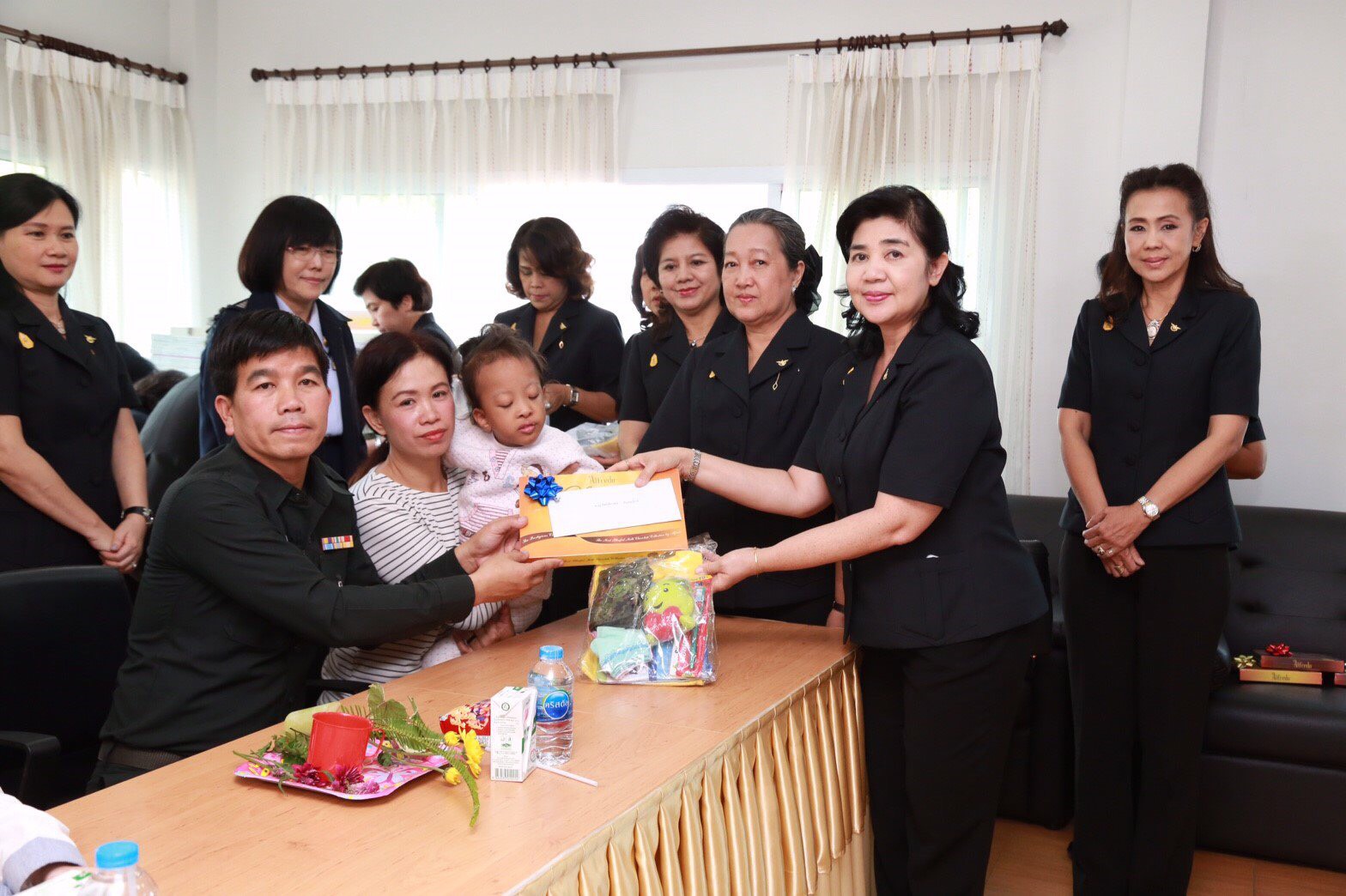 026 เมื่อวันที่ 6 มกราคม 2560 นายกสมาคมภริยาฯ พร้อมด้วยคณะกรรมการสมาคมฯ เดินทางไปตรวจเยี่ยมและติดตามการดำเนินงาน โครงการบริหารจัดการขยะรักษาสิ่งแวดล้อม โครงการศูนย์ส่งเสริมการเรียนรู้ โครงการครอบครัวพอเพียงและโครงการสายใยรักษ์เพื่อคนพิเศษ ในพื้นที่ของหน่วย ศพปน.พท.ศอพท. อ.ฝาง จ.เชียงใหม่