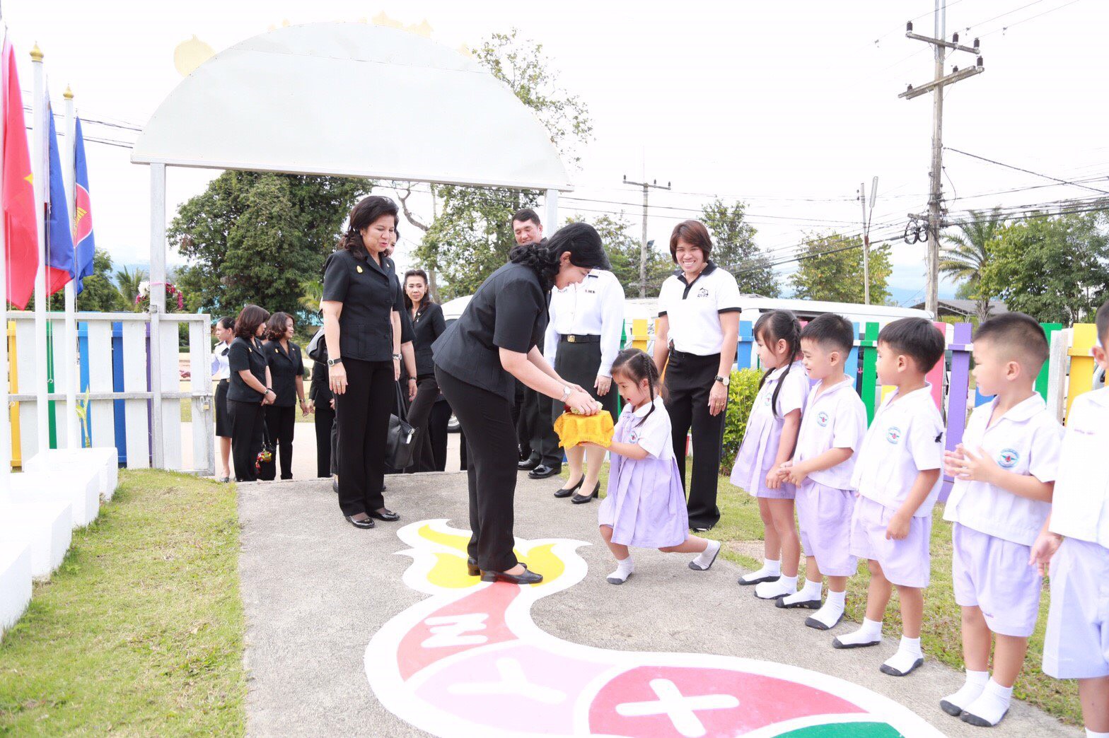 026 เมื่อวันที่ 6 มกราคม 2560 นายกสมาคมภริยาฯ พร้อมด้วยคณะกรรมการสมาคมฯ เดินทางไปตรวจเยี่ยมและติดตามการดำเนินงาน โครงการบริหารจัดการขยะรักษาสิ่งแวดล้อม โครงการศูนย์ส่งเสริมการเรียนรู้ โครงการครอบครัวพอเพียงและโครงการสายใยรักษ์เพื่อคนพิเศษ ในพื้นที่ของหน่วย ศพปน.พท.ศอพท. อ.ฝาง จ.เชียงใหม่
