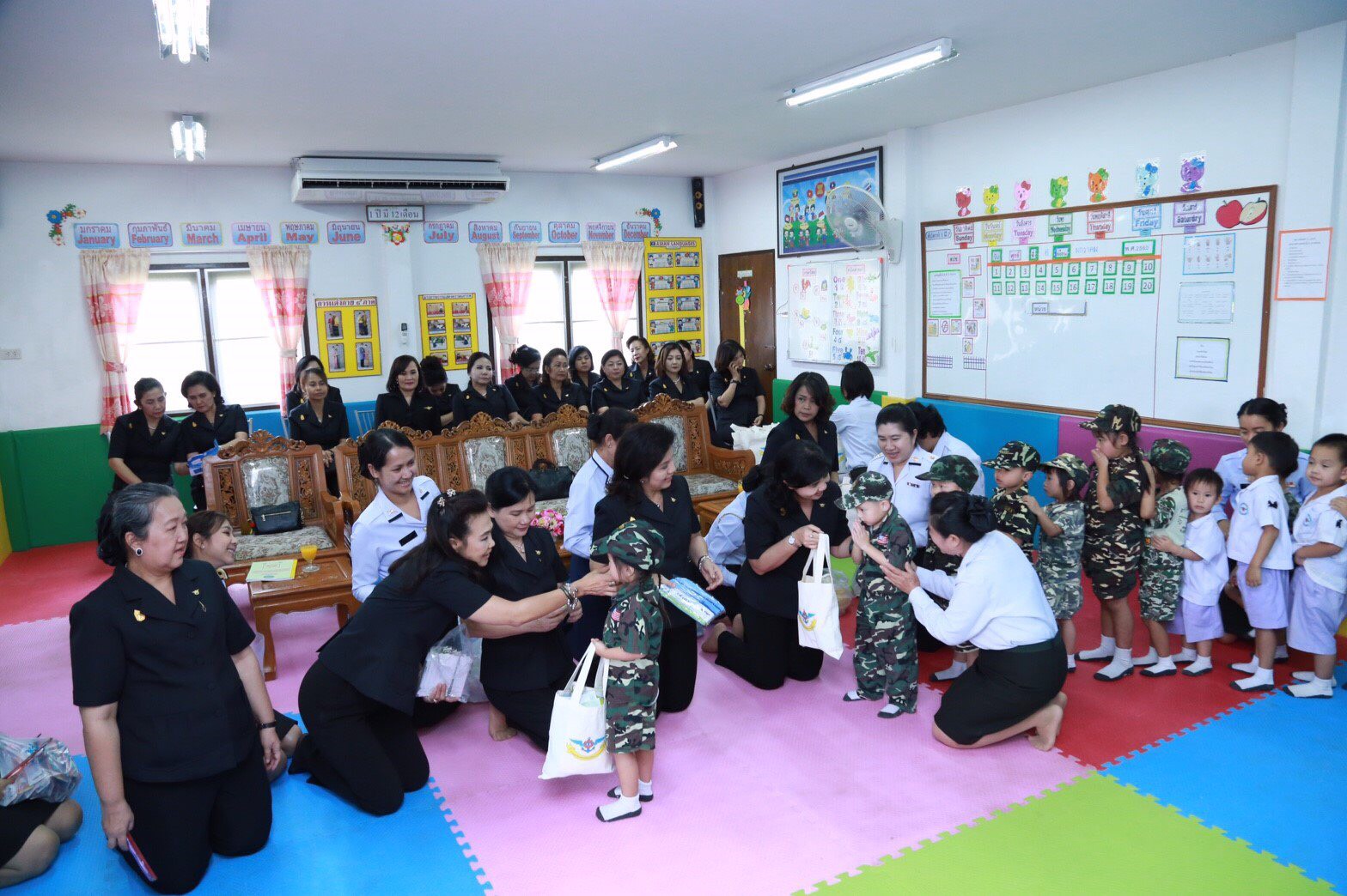 026 เมื่อวันที่ 6 มกราคม 2560 นายกสมาคมภริยาฯ พร้อมด้วยคณะกรรมการสมาคมฯ เดินทางไปตรวจเยี่ยมและติดตามการดำเนินงาน โครงการบริหารจัดการขยะรักษาสิ่งแวดล้อม โครงการศูนย์ส่งเสริมการเรียนรู้ โครงการครอบครัวพอเพียงและโครงการสายใยรักษ์เพื่อคนพิเศษ ในพื้นที่ของหน่วย ศพปน.พท.ศอพท. อ.ฝาง จ.เชียงใหม่