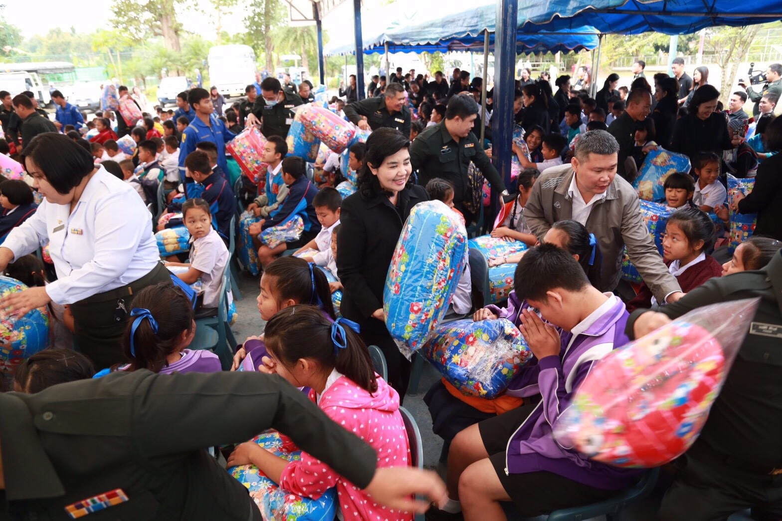 027 เมื่อวันที่ 7 มกราคม 2560 นายกสมาคมภริยาฯ พร้อมด้วยคณะกรรมการสมาคมฯ ร่วมคณะ พล.อ.ชัยชาญ ช้างมงคล ปลัดกระทรวงกลาโหม มอบผ้าห่มกันหนาวให้กับประชาชนและเด็กนักเรียน ที่ประสบภัยหนาวในพื้นที่แหล่งผลิตน้ำมันฝาง ณ ศูนย์พัฒนากีฬา ศพปน.พท.ศอพท. อ.ฝาง จ.เชียงใหม่