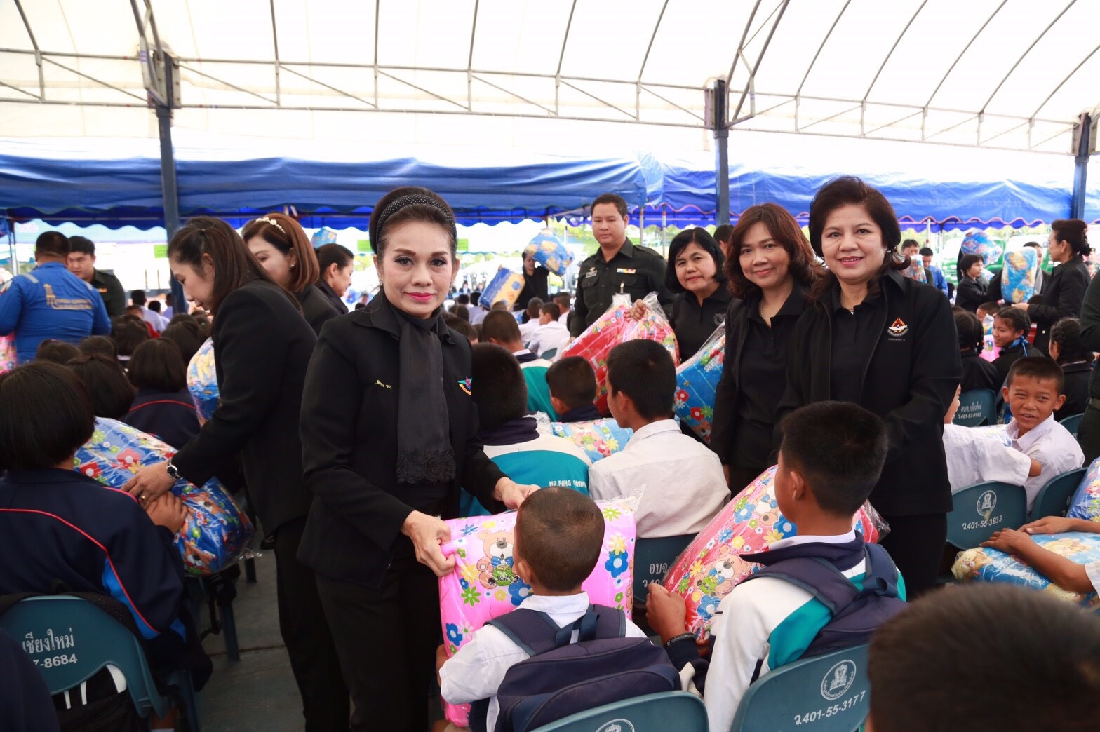 027 เมื่อวันที่ 7 มกราคม 2560 นายกสมาคมภริยาฯ พร้อมด้วยคณะกรรมการสมาคมฯ ร่วมคณะ พล.อ.ชัยชาญ ช้างมงคล ปลัดกระทรวงกลาโหม มอบผ้าห่มกันหนาวให้กับประชาชนและเด็กนักเรียน ที่ประสบภัยหนาวในพื้นที่แหล่งผลิตน้ำมันฝาง ณ ศูนย์พัฒนากีฬา ศพปน.พท.ศอพท. อ.ฝาง จ.เชียงใหม่