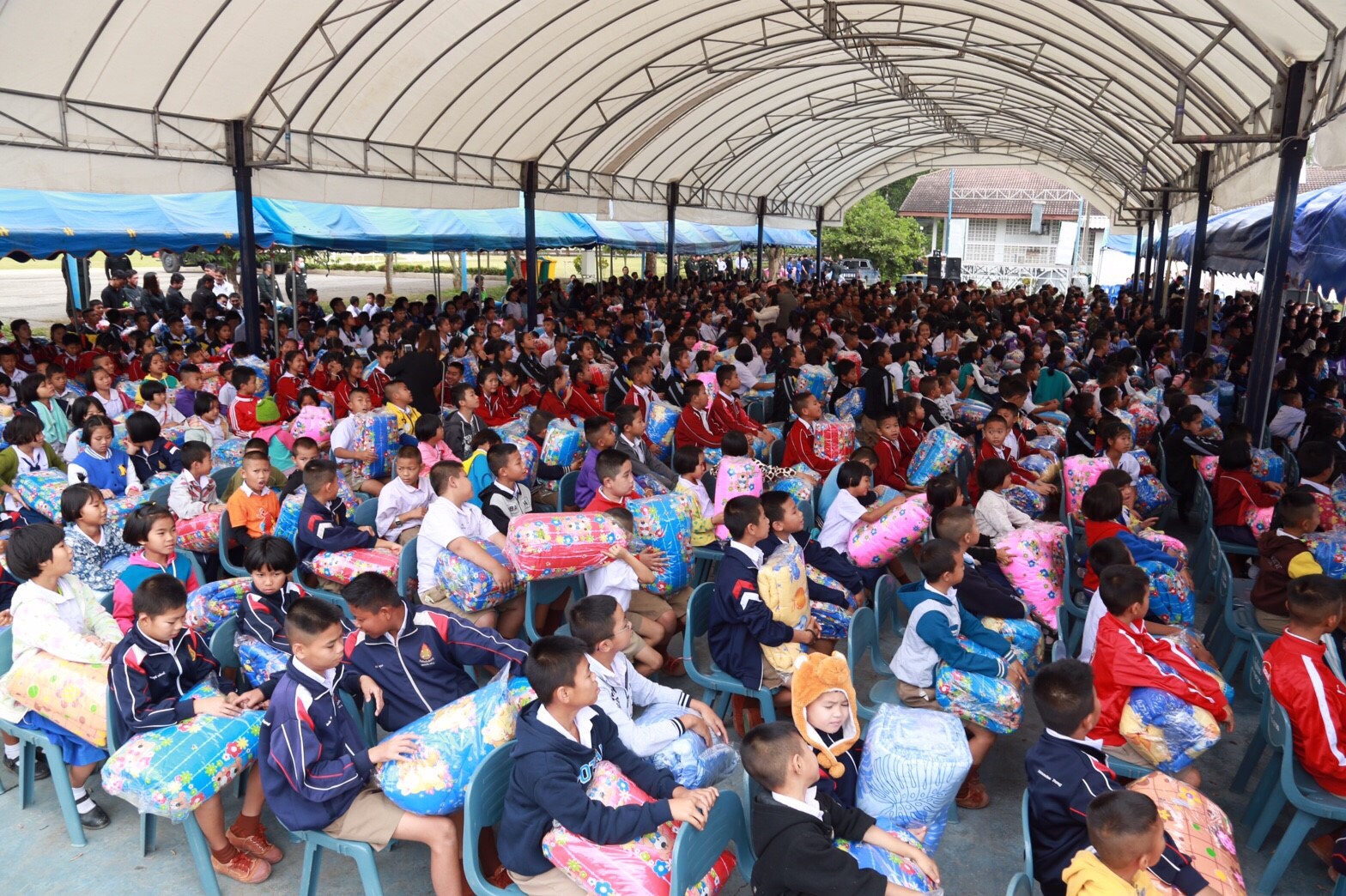 027 เมื่อวันที่ 7 มกราคม 2560 นายกสมาคมภริยาฯ พร้อมด้วยคณะกรรมการสมาคมฯ ร่วมคณะ พล.อ.ชัยชาญ ช้างมงคล ปลัดกระทรวงกลาโหม มอบผ้าห่มกันหนาวให้กับประชาชนและเด็กนักเรียน ที่ประสบภัยหนาวในพื้นที่แหล่งผลิตน้ำมันฝาง ณ ศูนย์พัฒนากีฬา ศพปน.พท.ศอพท. อ.ฝาง จ.เชียงใหม่