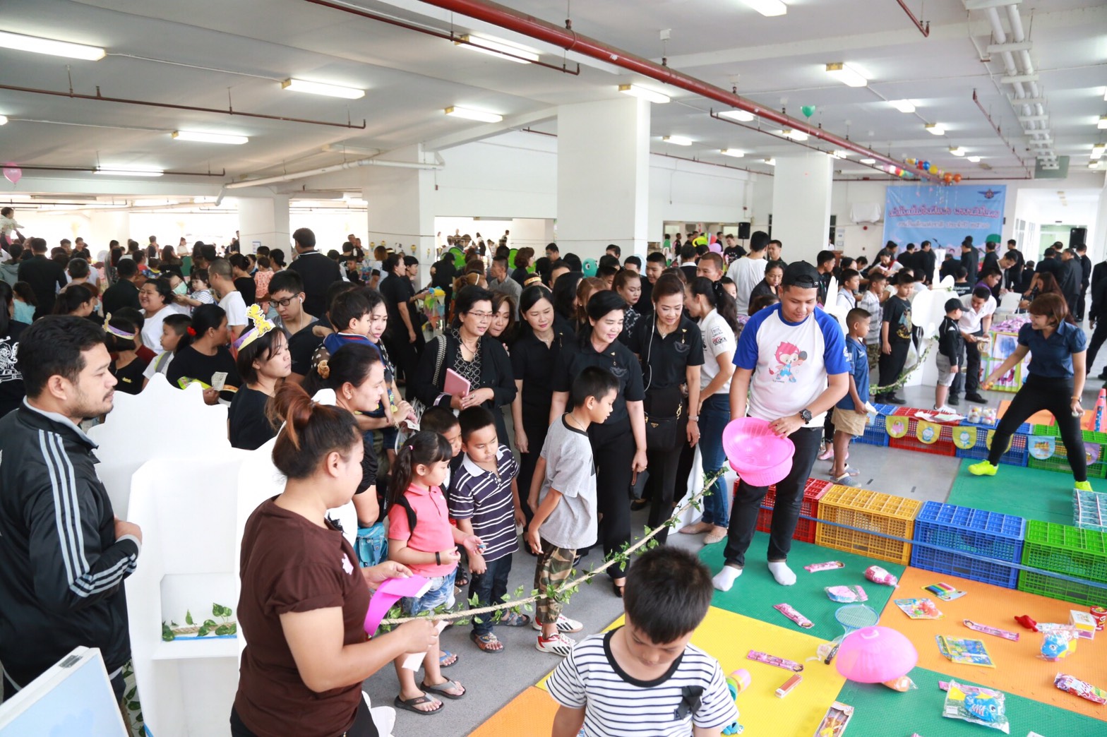 029 เมื่อวันที่ 14 มกราคม 2560 นายกสมาคมภริยาฯ พร้อมด้วยคณะกรรมการสมาคมฯ ร่วมกิจกรรมวันเด็กแห่งชาติ ของสำนักงานปลัดกระทรวงกลาโหม ประจำปี 2560 บริเวณบ้านพักอาศัยในพื้นที่ถนนศรีสมาน