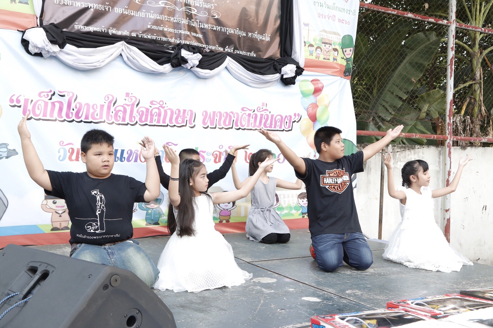 030 เมื่อวันที่ 14 มกราคม 2560 นายกสมาคมภริยาฯ พร้อมด้วยคณะกรรมการสมาคมฯ ร่วมกิจกรรมวันเด็กแห่งชาติ ของสำนักงานปลัดกระทรวงกลาโหม ประจำปี 2560 บริเวณบ้านพักอาศัยในพื้นที่ถนนประชาชื่น