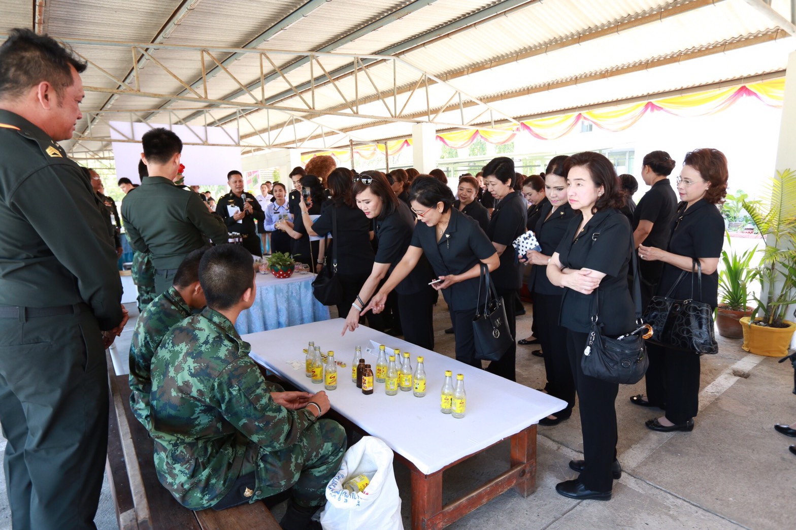 034 เมื่อวันที่ 31 มกราคม 2560 นายกสมาคมภริยาฯ พร้อมด้วยคณะกรรมการสมาคมฯ เดินทางไปตรวจเยี่ยมและติดตามการดำเนินงาน โครงการบริหารจัดการขยะรักษาสิ่งแวดล้อม โครงการศูนย์ส่งเสริมการเรียนรู้ โครงการครอบครัวพอเพียงและโครงการสายใยรักษ์:เพื่อคนพิเศษ ณ ค่ายจิรวิชิตสงคราม จ.ลพบุรี