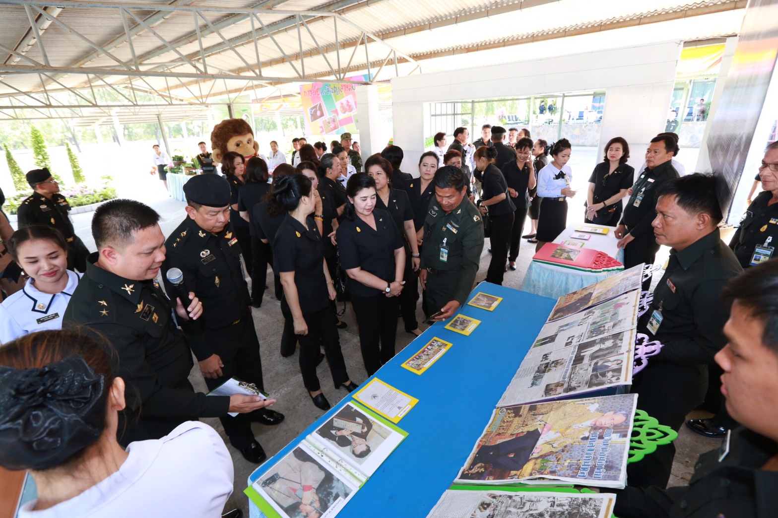 034 เมื่อวันที่ 31 มกราคม 2560 นายกสมาคมภริยาฯ พร้อมด้วยคณะกรรมการสมาคมฯ เดินทางไปตรวจเยี่ยมและติดตามการดำเนินงาน โครงการบริหารจัดการขยะรักษาสิ่งแวดล้อม โครงการศูนย์ส่งเสริมการเรียนรู้ โครงการครอบครัวพอเพียงและโครงการสายใยรักษ์:เพื่อคนพิเศษ ณ ค่ายจิรวิชิตสงคราม จ.ลพบุรี