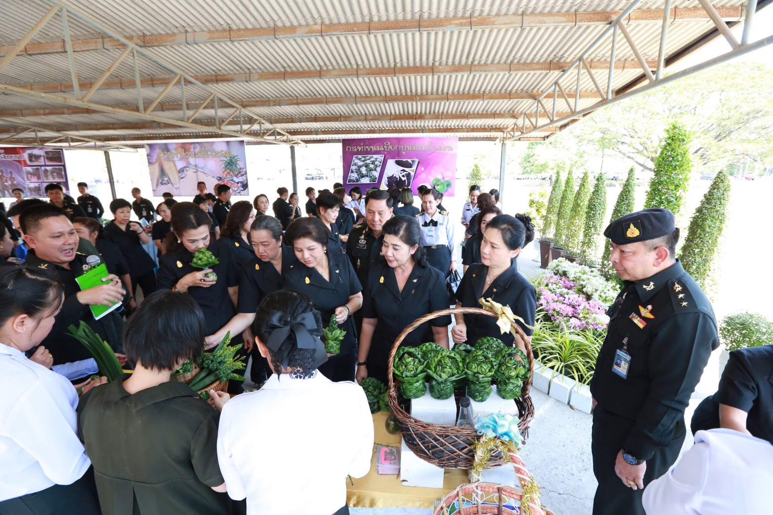 034 เมื่อวันที่ 31 มกราคม 2560 นายกสมาคมภริยาฯ พร้อมด้วยคณะกรรมการสมาคมฯ เดินทางไปตรวจเยี่ยมและติดตามการดำเนินงาน โครงการบริหารจัดการขยะรักษาสิ่งแวดล้อม โครงการศูนย์ส่งเสริมการเรียนรู้ โครงการครอบครัวพอเพียงและโครงการสายใยรักษ์:เพื่อคนพิเศษ ณ ค่ายจิรวิชิตสงคราม จ.ลพบุรี
