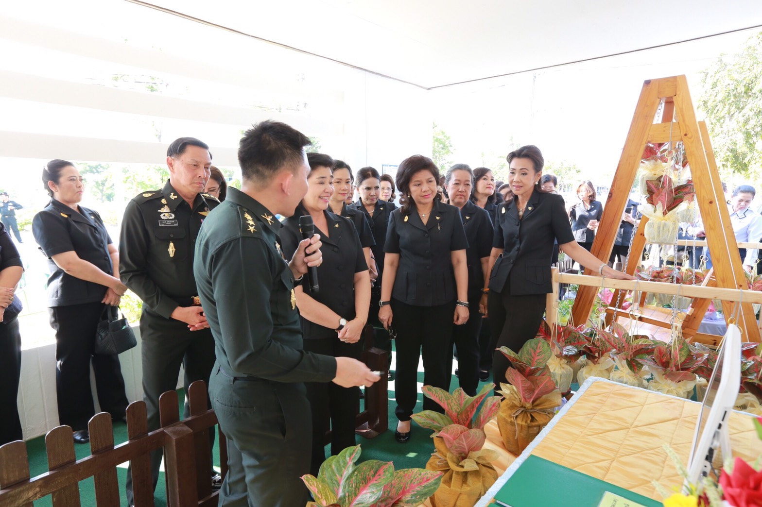 034 เมื่อวันที่ 31 มกราคม 2560 นายกสมาคมภริยาฯ พร้อมด้วยคณะกรรมการสมาคมฯ เดินทางไปตรวจเยี่ยมและติดตามการดำเนินงาน โครงการบริหารจัดการขยะรักษาสิ่งแวดล้อม โครงการศูนย์ส่งเสริมการเรียนรู้ โครงการครอบครัวพอเพียงและโครงการสายใยรักษ์:เพื่อคนพิเศษ ณ ค่ายจิรวิชิตสงคราม จ.ลพบุรี