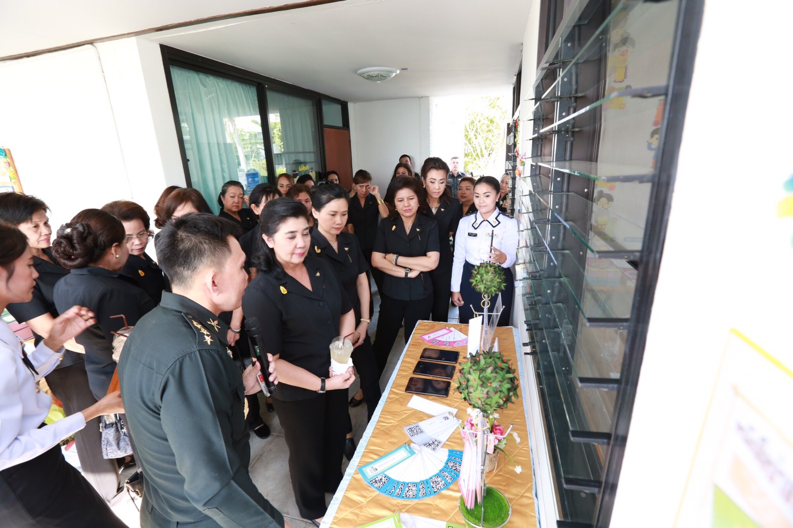 034 เมื่อวันที่ 31 มกราคม 2560 นายกสมาคมภริยาฯ พร้อมด้วยคณะกรรมการสมาคมฯ เดินทางไปตรวจเยี่ยมและติดตามการดำเนินงาน โครงการบริหารจัดการขยะรักษาสิ่งแวดล้อม โครงการศูนย์ส่งเสริมการเรียนรู้ โครงการครอบครัวพอเพียงและโครงการสายใยรักษ์:เพื่อคนพิเศษ ณ ค่ายจิรวิชิตสงคราม จ.ลพบุรี
