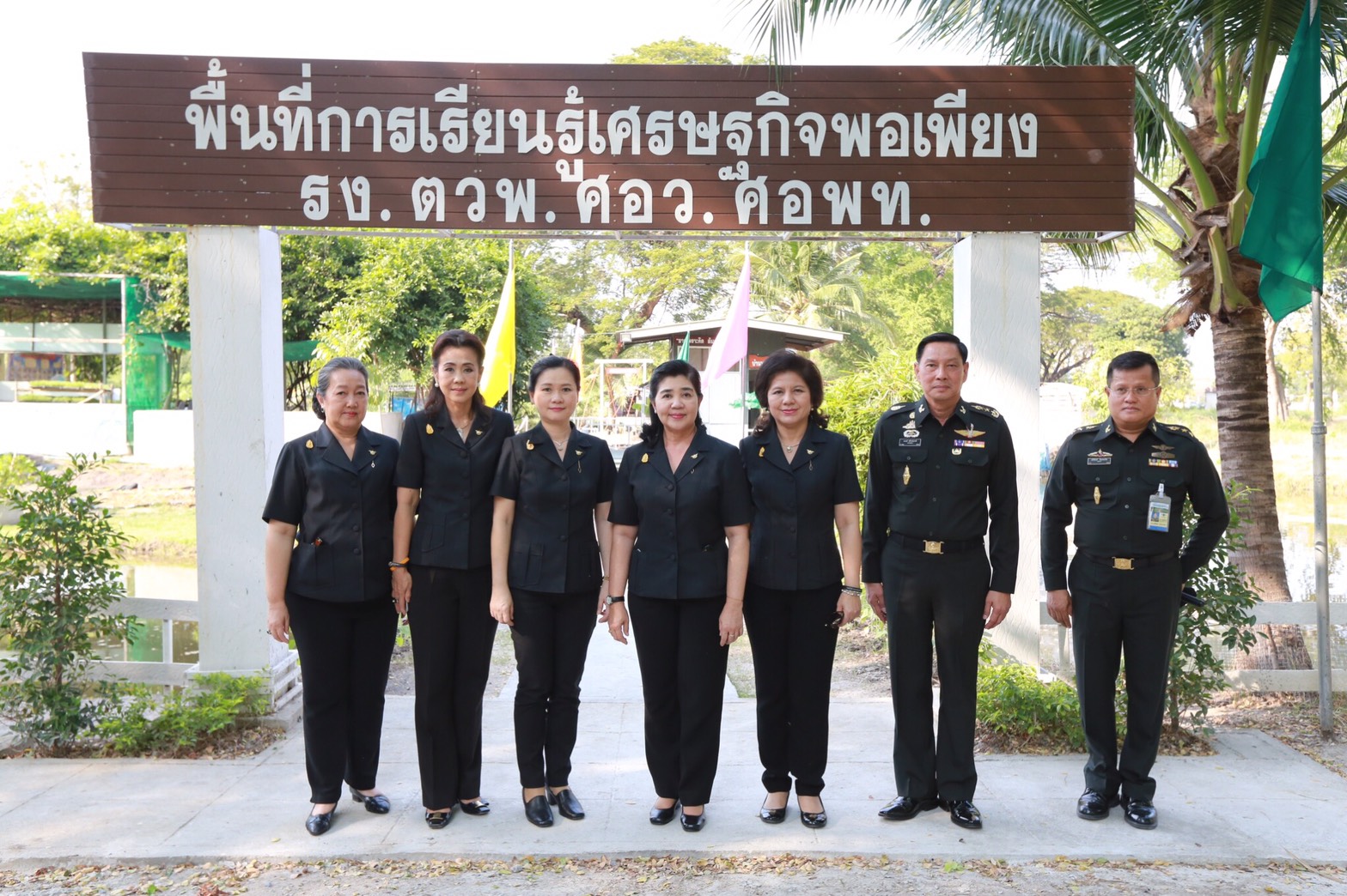 034 เมื่อวันที่ 31 มกราคม 2560 นายกสมาคมภริยาฯ พร้อมด้วยคณะกรรมการสมาคมฯ เดินทางไปตรวจเยี่ยมและติดตามการดำเนินงาน โครงการบริหารจัดการขยะรักษาสิ่งแวดล้อม โครงการศูนย์ส่งเสริมการเรียนรู้ โครงการครอบครัวพอเพียงและโครงการสายใยรักษ์:เพื่อคนพิเศษ ณ ค่ายจิรวิชิตสงคราม จ.ลพบุรี