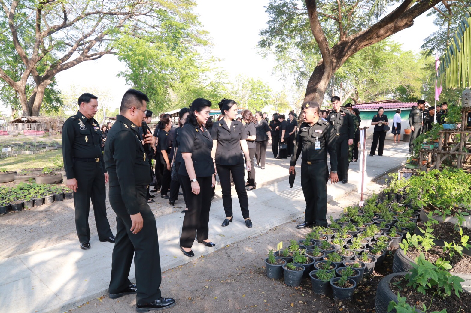 034 เมื่อวันที่ 31 มกราคม 2560 นายกสมาคมภริยาฯ พร้อมด้วยคณะกรรมการสมาคมฯ เดินทางไปตรวจเยี่ยมและติดตามการดำเนินงาน โครงการบริหารจัดการขยะรักษาสิ่งแวดล้อม โครงการศูนย์ส่งเสริมการเรียนรู้ โครงการครอบครัวพอเพียงและโครงการสายใยรักษ์:เพื่อคนพิเศษ ณ ค่ายจิรวิชิตสงคราม จ.ลพบุรี