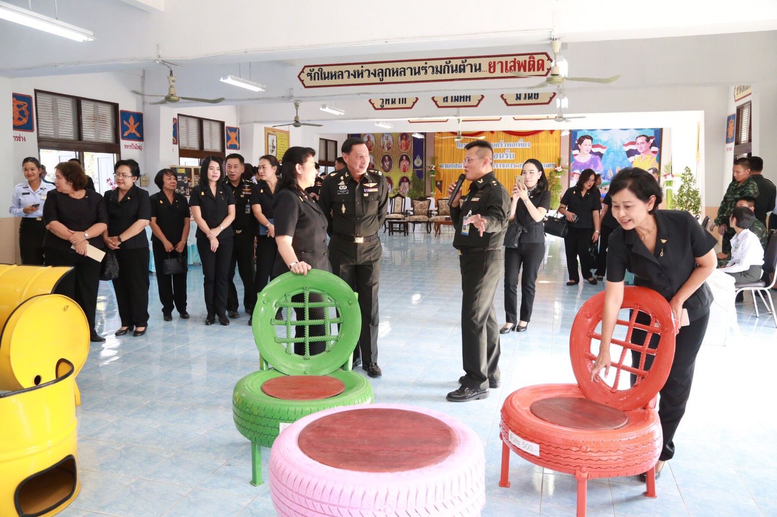 034 เมื่อวันที่ 31 มกราคม 2560 นายกสมาคมภริยาฯ พร้อมด้วยคณะกรรมการสมาคมฯ เดินทางไปตรวจเยี่ยมและติดตามการดำเนินงาน โครงการบริหารจัดการขยะรักษาสิ่งแวดล้อม โครงการศูนย์ส่งเสริมการเรียนรู้ โครงการครอบครัวพอเพียงและโครงการสายใยรักษ์:เพื่อคนพิเศษ ณ ค่ายจิรวิชิตสงคราม จ.ลพบุรี