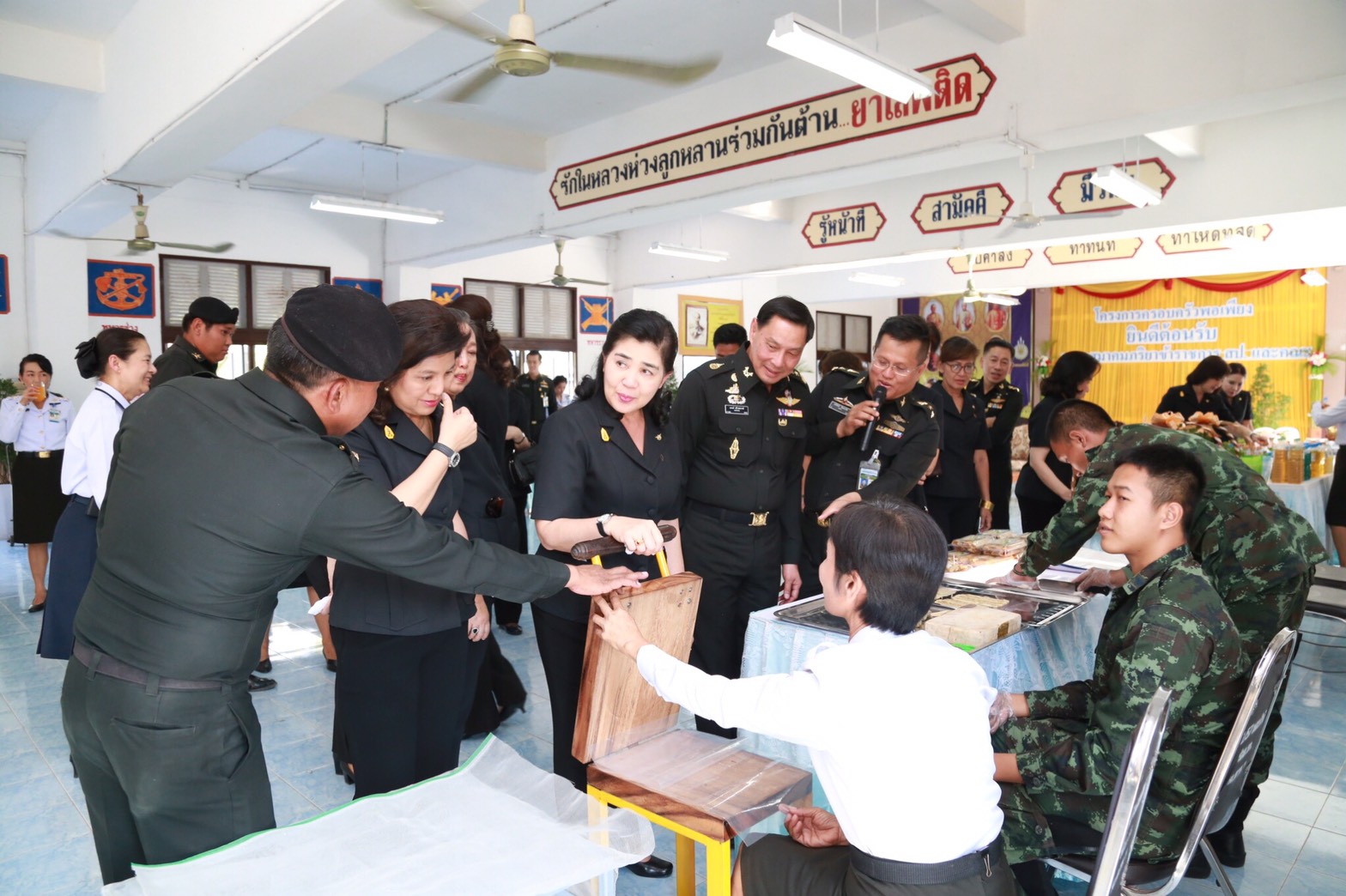 034 เมื่อวันที่ 31 มกราคม 2560 นายกสมาคมภริยาฯ พร้อมด้วยคณะกรรมการสมาคมฯ เดินทางไปตรวจเยี่ยมและติดตามการดำเนินงาน โครงการบริหารจัดการขยะรักษาสิ่งแวดล้อม โครงการศูนย์ส่งเสริมการเรียนรู้ โครงการครอบครัวพอเพียงและโครงการสายใยรักษ์:เพื่อคนพิเศษ ณ ค่ายจิรวิชิตสงคราม จ.ลพบุรี