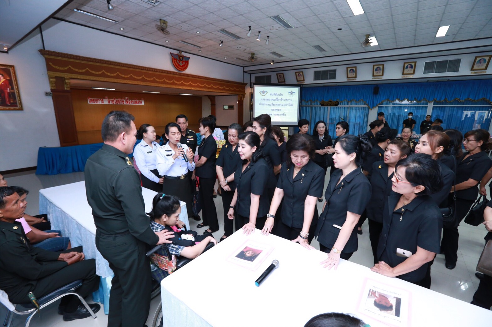 034 เมื่อวันที่ 31 มกราคม 2560 นายกสมาคมภริยาฯ พร้อมด้วยคณะกรรมการสมาคมฯ เดินทางไปตรวจเยี่ยมและติดตามการดำเนินงาน โครงการบริหารจัดการขยะรักษาสิ่งแวดล้อม โครงการศูนย์ส่งเสริมการเรียนรู้ โครงการครอบครัวพอเพียงและโครงการสายใยรักษ์:เพื่อคนพิเศษ ณ ค่ายจิรวิชิตสงคราม จ.ลพบุรี