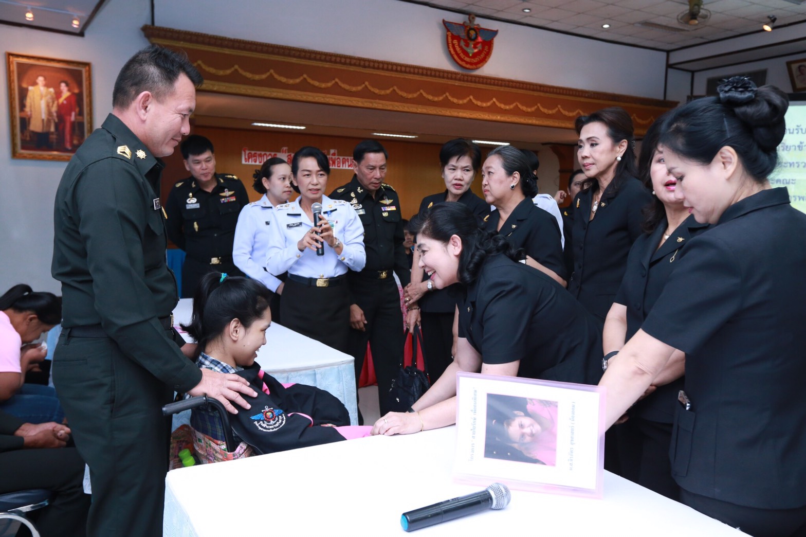 034 เมื่อวันที่ 31 มกราคม 2560 นายกสมาคมภริยาฯ พร้อมด้วยคณะกรรมการสมาคมฯ เดินทางไปตรวจเยี่ยมและติดตามการดำเนินงาน โครงการบริหารจัดการขยะรักษาสิ่งแวดล้อม โครงการศูนย์ส่งเสริมการเรียนรู้ โครงการครอบครัวพอเพียงและโครงการสายใยรักษ์:เพื่อคนพิเศษ ณ ค่ายจิรวิชิตสงคราม จ.ลพบุรี