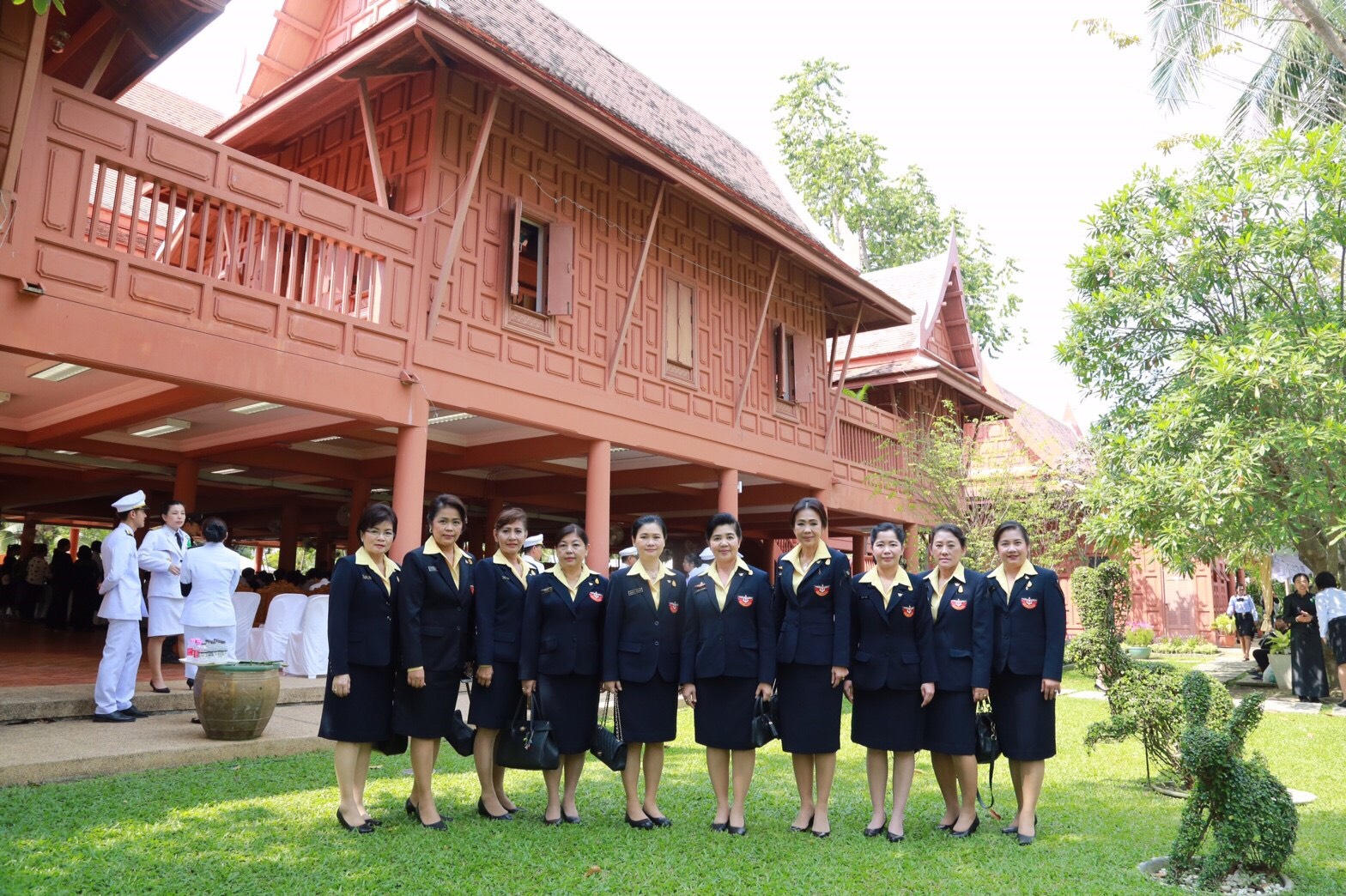 036 เมื่อวันที่ 4 กุมภาพันธ์ 2560 นายกสมาคมภริยาฯ พร้อมด้วยคณะกรรมการสมาคมฯ ร่วมเฝ้าทูลละอองพระบาท สมเด็จพระเทพรัตนราชสุดาฯ สยามบรมราชกุมารี ทรงพระกรุณาเสด็จพระราชดำเนินเป็นประธาน งานเฉลิมพระเกียรติ พระบาทสมเด็จพระพุทธเลิศหล้านภาลัย ณ อุทยานพระบรมราชานุสรณ์ พระบาทสมเด็จพระพุทธเลิศหล้านภาลัย อ.อัมพวา จ.สมุทรสงคราม