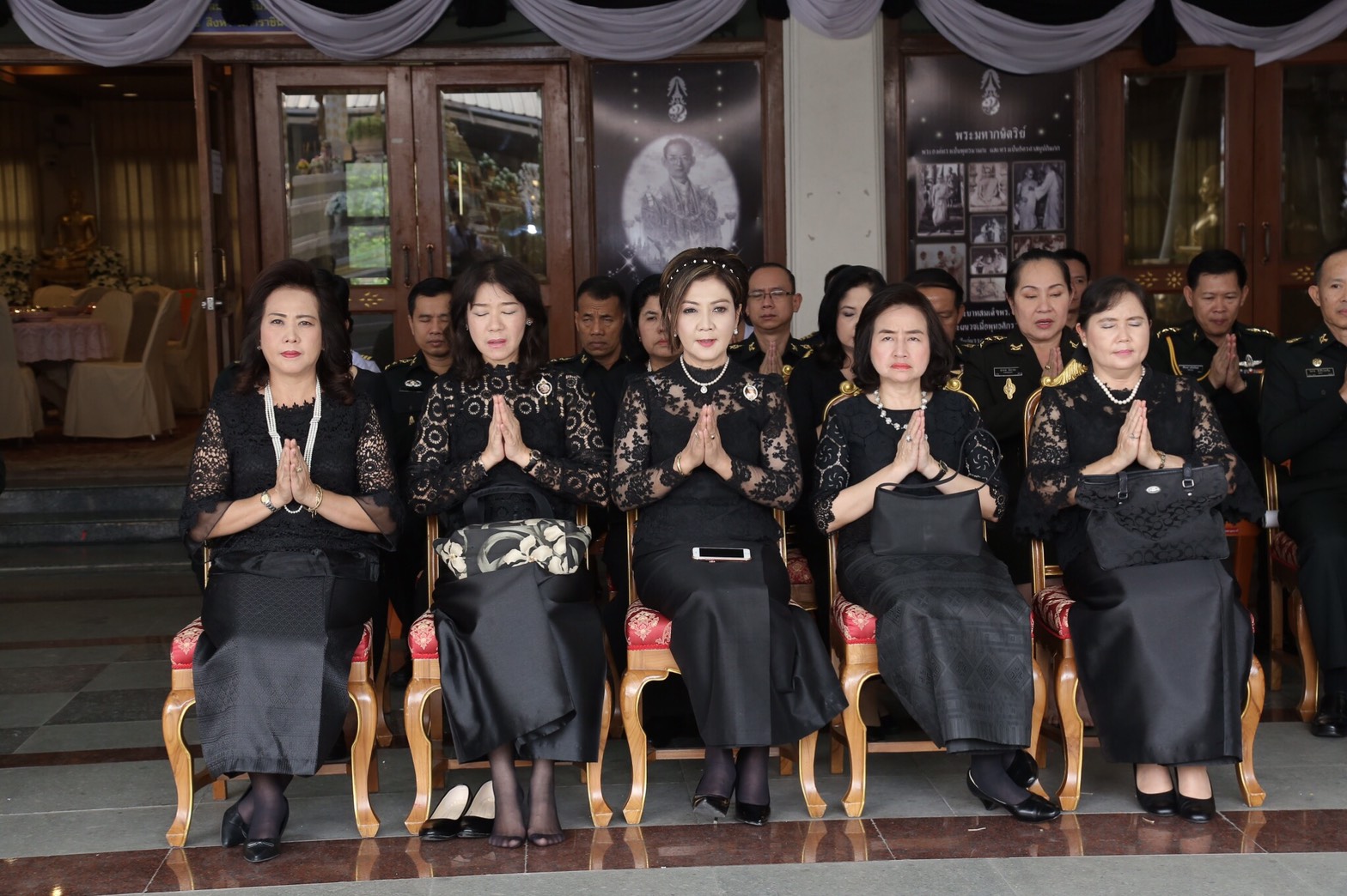 038 เมื่อวันที่ 10 กุมภาพันธ์ 2560 อุปนายกสมาคมภริยาฯ เป็นผู้แทนนายกสมาคมภริยาฯ พร้อมด้วยคณะกรรมการสมาคมฯ ร่วมกิจกรรมส่งเสริมคุณธรรม จริยธรรม เนื่องในเทศกาลมาฆบูชา ประจำปี 2560 เพื่อถวายเป็นพุทธบูชา และถวายเป็นพระราชกุศลแด่พระบาทสมเด็จพระปรมินทรมหาภูมิพลอดุลยเดช ณ มณฑลพิธีลานพระปรางค์ วัดพิชยญาติการามวรวิหาร เขตคลองสาน กรุงเทพ ฯ