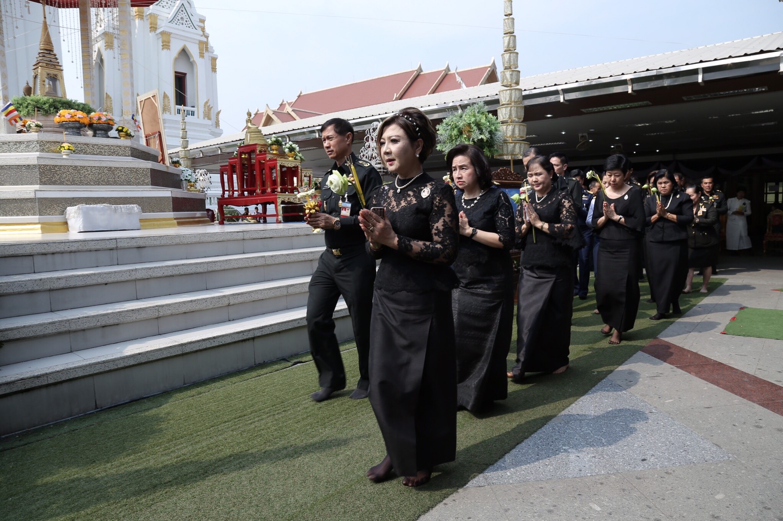 038 เมื่อวันที่ 10 กุมภาพันธ์ 2560 อุปนายกสมาคมภริยาฯ เป็นผู้แทนนายกสมาคมภริยาฯ พร้อมด้วยคณะกรรมการสมาคมฯ ร่วมกิจกรรมส่งเสริมคุณธรรม จริยธรรม เนื่องในเทศกาลมาฆบูชา ประจำปี 2560 เพื่อถวายเป็นพุทธบูชา และถวายเป็นพระราชกุศลแด่พระบาทสมเด็จพระปรมินทรมหาภูมิพลอดุลยเดช ณ มณฑลพิธีลานพระปรางค์ วัดพิชยญาติการามวรวิหาร เขตคลองสาน กรุงเทพ ฯ