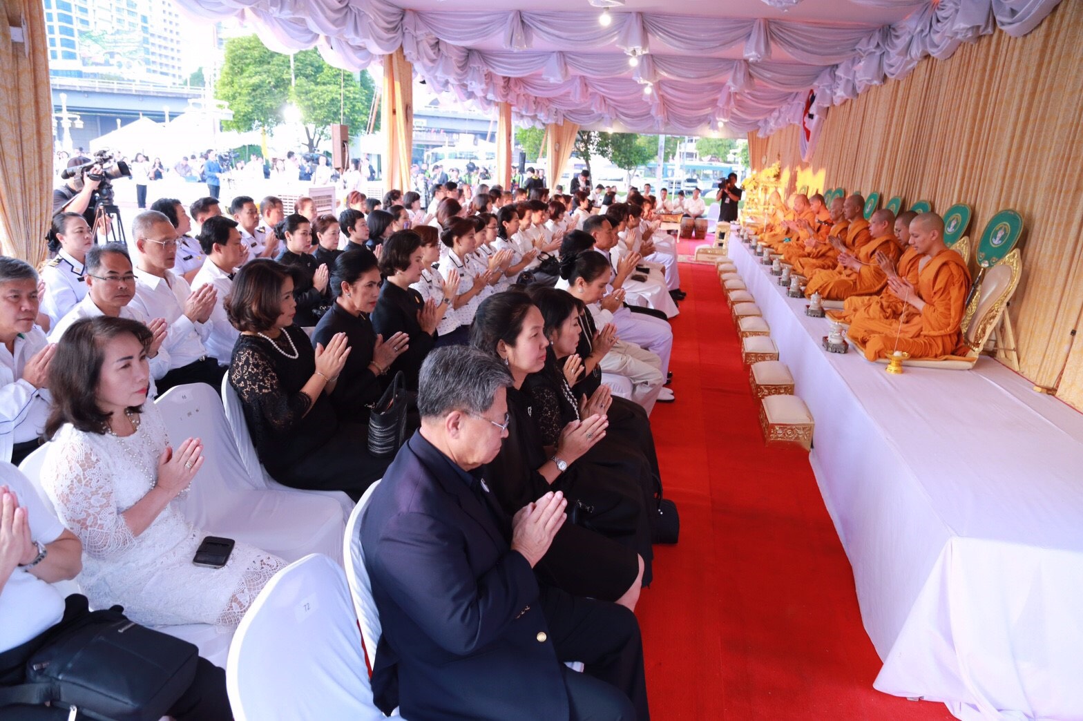 039 เมื่อวันที่ 11 กุมภาพันธ์ 2560 เลขานุการสมาคมภริยาฯ เป็นผู้แทนนายกสมาคมภริยาฯ พร้อมด้วยคณะกรรมการสมาคมฯ ร่วมทำบุญตักบาตร งานเผยแผ่พระพุทธศาสนา เนื่องในวันมาฆบูชา ประจำปีพุทธศักราช 2560 ณ มณฑลพิธีลานพระบรมราชานุสรณ์ รัชกาลที่ 6 สวนลุมพินี กรุงเทพฯ