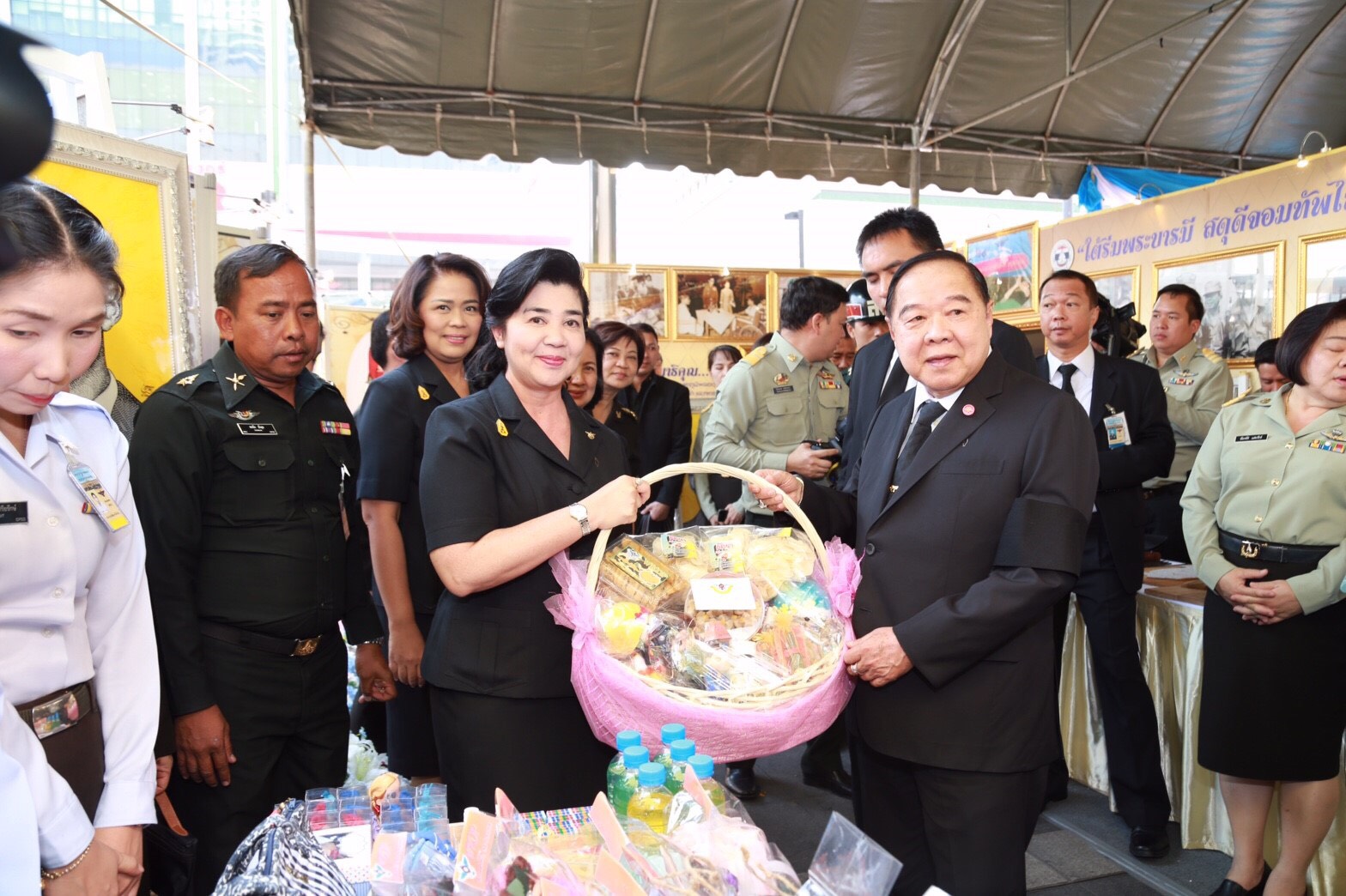 040 เมื่อวันที่ 15 กุมภาพันธ์ 2560 นายกสมาคมภริยาฯ พร้อมด้วยคณะกรรมการฯ ร่วมพิธีเปิดกิจกรรมน้อมรำลึกในพระมหากรุณาธิคุณ ของพระบาทสมเด็จพระปรมินทรมหาภูมิพลอดุลยเดช ภายใต้ชื่องาน "ใต้ร่มพระบารมี สดุดีจอมทัพไทย" ณ ลานด้านหน้าศูนย์การค้าเซ็นทรัลเวิลด์ กรุงเทพฯ