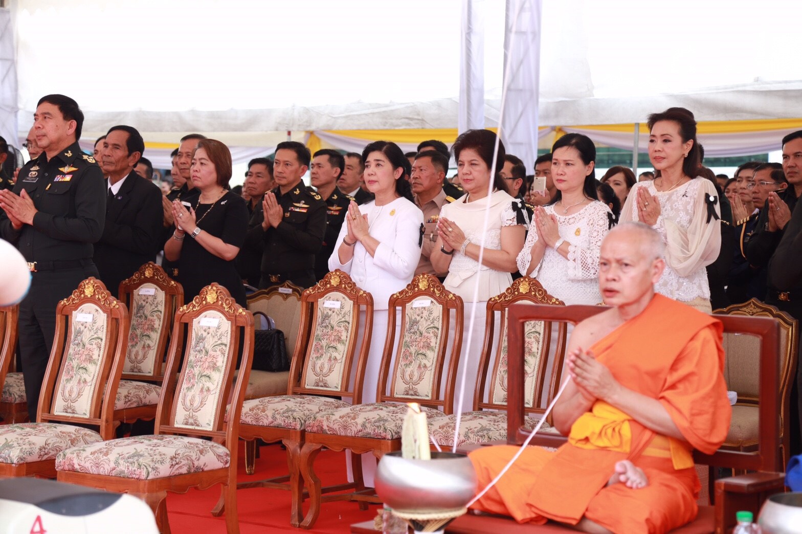 043 เมื่อวันที่ 22 กุมภาพันธ์ 2560 นายกสมาคมภริยาฯ พร้อมด้วยคณะกรรมการสมาคมภริยาฯ ร่วมพิธีเททองหล่อและพิธีพุทธาภิเษก "พระพุทธไตรเสนากลาโหมพิทักษ์" ซึ่งจัดโดยสำนักงานปลัดกระทรวงกลาโหม ณ มณฑลพิธี วัดปริวาสราชสงคราม เขตยานนาวา กรุงเทพ ฯ