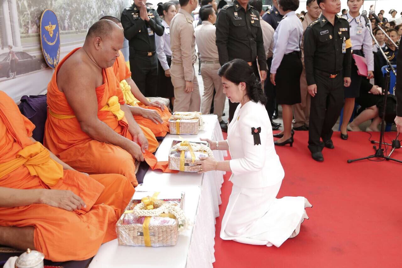 043 เมื่อวันที่ 22 กุมภาพันธ์ 2560 นายกสมาคมภริยาฯ พร้อมด้วยคณะกรรมการสมาคมภริยาฯ ร่วมพิธีเททองหล่อและพิธีพุทธาภิเษก "พระพุทธไตรเสนากลาโหมพิทักษ์" ซึ่งจัดโดยสำนักงานปลัดกระทรวงกลาโหม ณ มณฑลพิธี วัดปริวาสราชสงคราม เขตยานนาวา กรุงเทพ ฯ