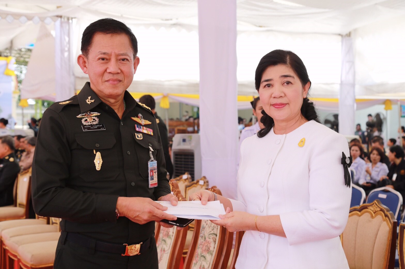 043 เมื่อวันที่ 22 กุมภาพันธ์ 2560 นายกสมาคมภริยาฯ พร้อมด้วยคณะกรรมการสมาคมภริยาฯ ร่วมพิธีเททองหล่อและพิธีพุทธาภิเษก "พระพุทธไตรเสนากลาโหมพิทักษ์" ซึ่งจัดโดยสำนักงานปลัดกระทรวงกลาโหม ณ มณฑลพิธี วัดปริวาสราชสงคราม เขตยานนาวา กรุงเทพ ฯ