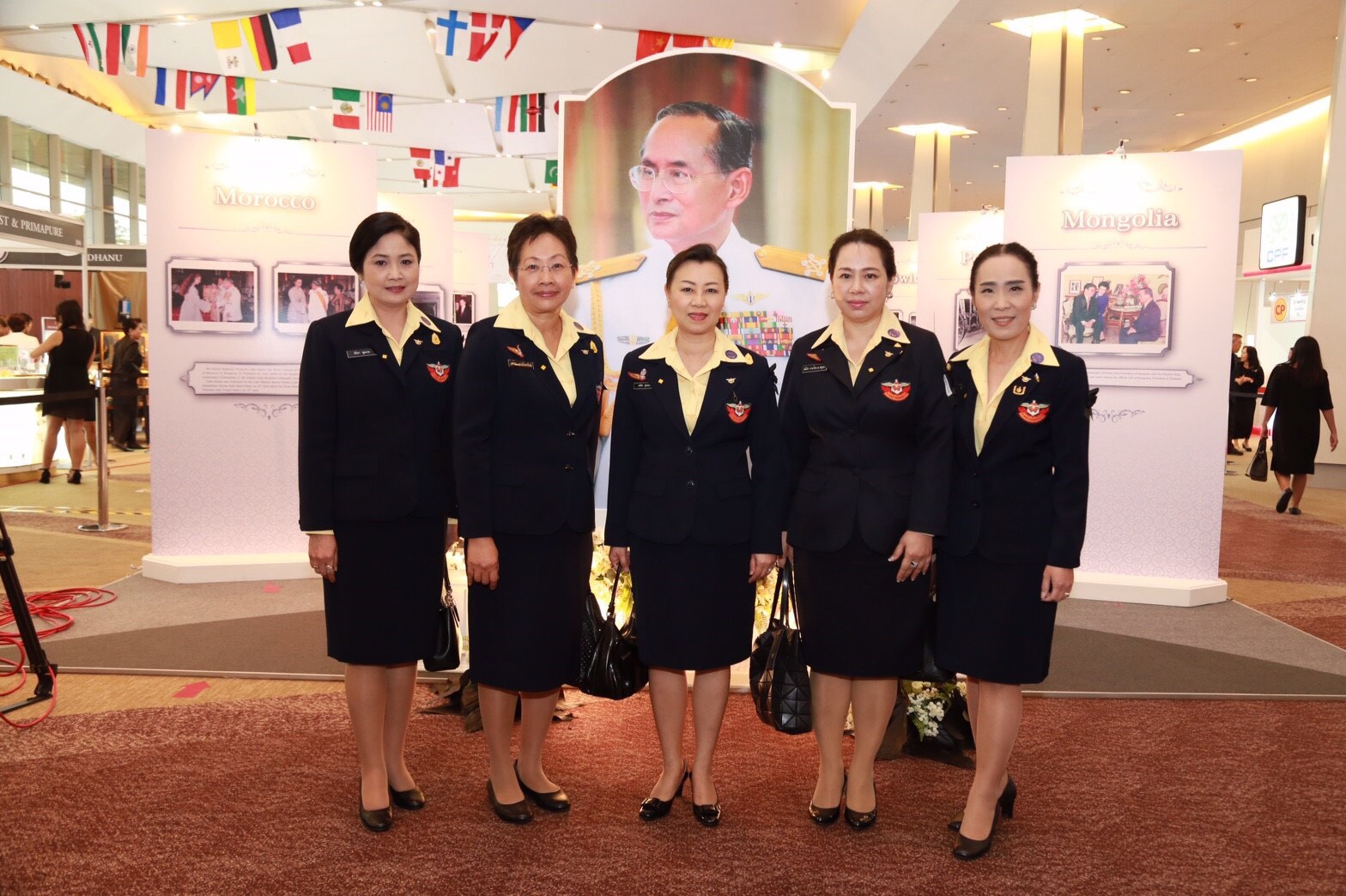044 เมื่อวันที่ 25 กุมภาพันธ์ 2560 กรรมการสมาคมภริยาฯ เป็นผู้แทนนายกสมาคมภริยาฯ พร้อมด้วยคณะกรรมการสมาคมฯ ร่วมพิธีเปิดงาน "มหกรรมสินค้านานาชาติเพื่อ การกุศลแห่งปี" ๕๐ ปี ความงดงามแห่งการให้กับความร่วมใจจากสถานทูตกว่า ๕๐ ประเทศ ณ รอยัล พารากอน ฮอลล์ ชั้นที่ ๕ ศูนย์การค้าสยามพารากอน โดยสมเด็จพระเทพรัตนราชสุดาฯ สยามบรมราชกุมารี เสด็จพระราชดำเนิน ทรงเป็นประธานในการเปิดงาน ฯ