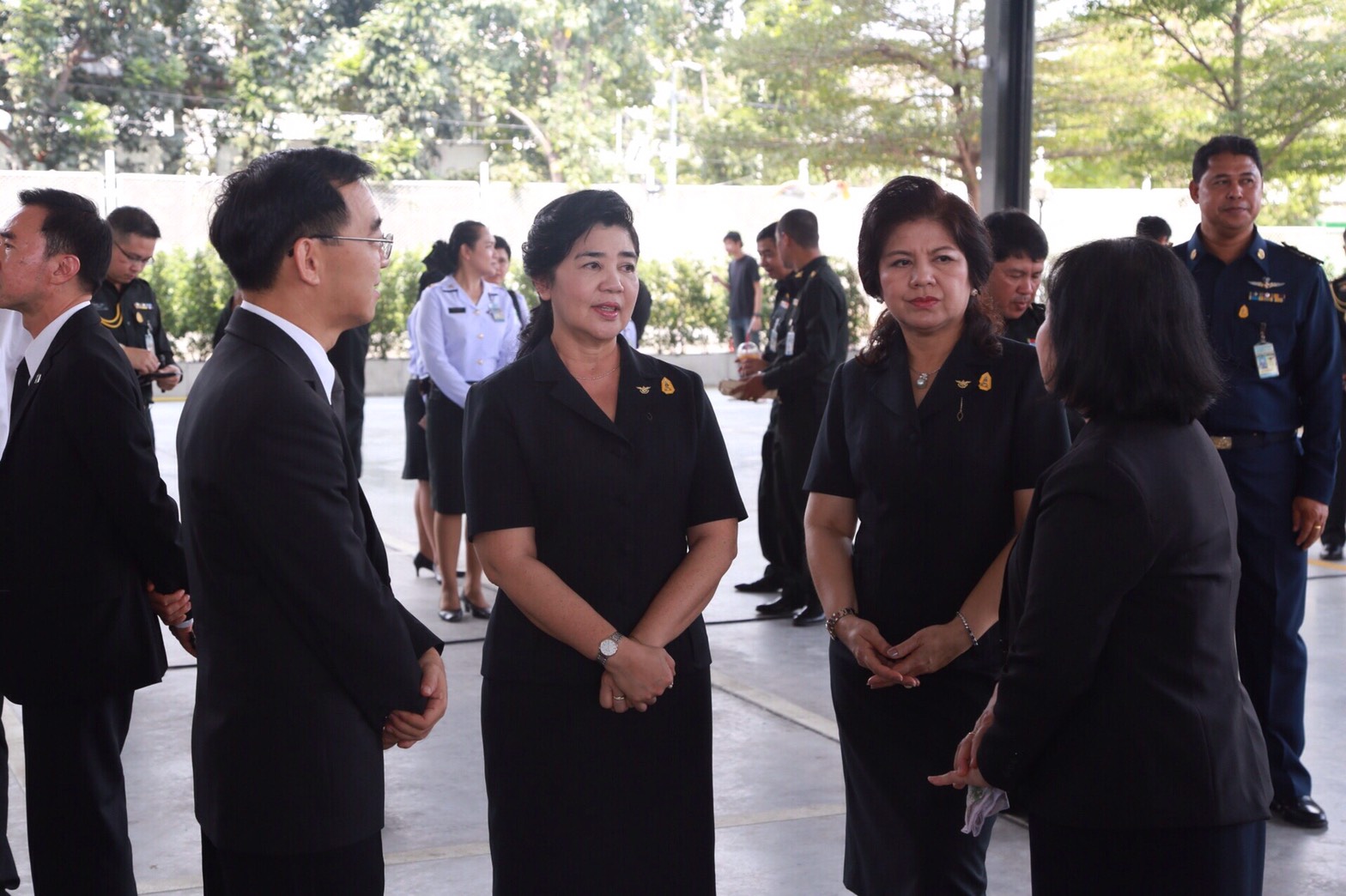 047 เมื่อที่ 15 มีนาคม 2560 นายกสมาคมภริยาฯ พร้อมด้วยคณะกรรมการสมาคมฯ ร่วมพิธีเปิด ลานอเนกประสงค์เพื่อชุมชนและรับมอบถังขยะพลาสติก จากบริษัทบางจาก ปิโตรเลียม จำกัด(มหาชน) เพื่อสนับสนุนการดำเนินงานของโครงการ " บริหารจัดการขยะ รักษาสิ่งแวดล้อม" ของสมาคม ฯ ณ ลานอเนกประสงค์ อาคารที่พักอาศัยของ สป. พื้นที่แขวงบางจาก