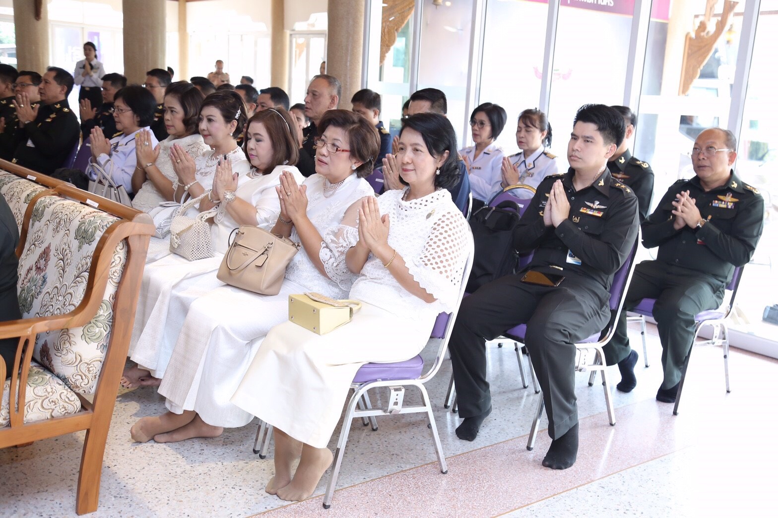 049 เมื่อวันที่ 17 มีนาคม 2560 ประธานฝ่ายกิจกรรมและโครงการสมาคมภริยาฯ เป็นผู้แทนนายกสมาคมภริยาฯ พร้อมด้วยคณะกรรมการสมาคมฯ ร่วมพิธีปิดกิจกรรมปฏิบัติธรรมนำสุข และบำเพ็ญสาธารณประโยชน์เทิดทูนสถาบันพระมหากษัตริย์ถวายเป็นพระราชกุศล แด่พระมหากษัตริย์และพระบรมวงศานุวงศ์ (ครั้งที่ 1)ของสำนักงานปลัดกระทรวงกลาโหม ณ วัดนาคปรก เขตภาษีเจริญ กรุงเทพฯ