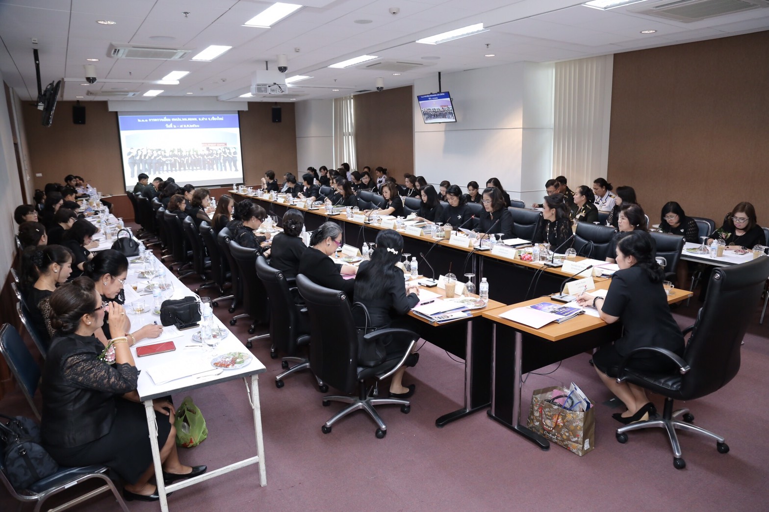 048 เมื่อวันที่ 15 มีนาคม 2560 นายกสมาคมภริยาฯ เป็นประธานในการประชุมคณะกรรมการสมาคมภริยาฯ ครั้งที่ 2/2560 เพื่อรับทราบ และติดตามการดำเนินงานที่ผ่านมา ของสมาคมฯ ณ ห้องประชุมไชยปราการ ชั้น 3 ภายในกรมการพลังงานทหาร ศูนย์การอุตสาหกรรมป้องกันประเทศและพลังงานทหาร เขตราชเทวี กรุงเทพฯ