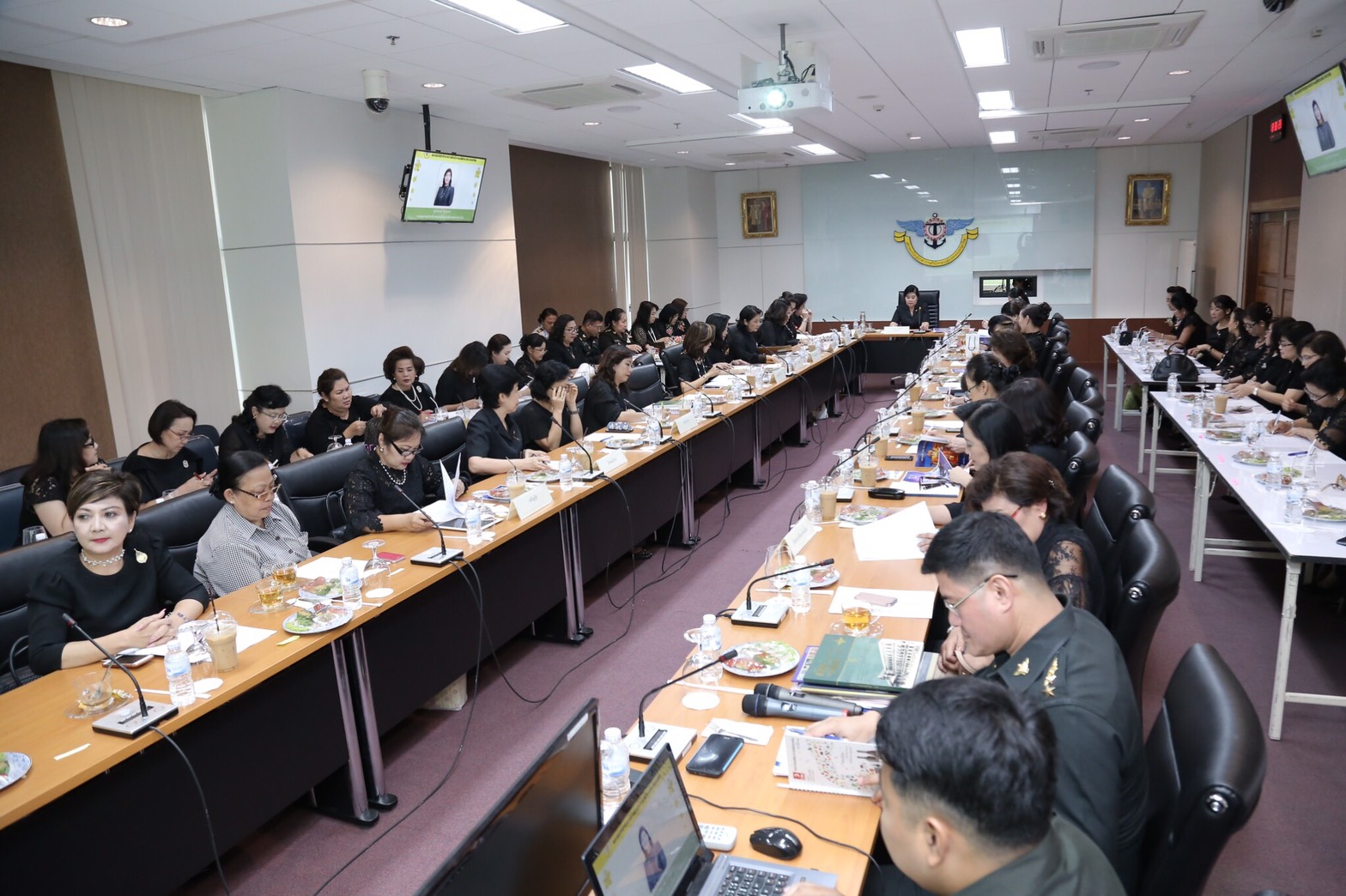 048 เมื่อวันที่ 15 มีนาคม 2560 นายกสมาคมภริยาฯ เป็นประธานในการประชุมคณะกรรมการสมาคมภริยาฯ ครั้งที่ 2/2560 เพื่อรับทราบ และติดตามการดำเนินงานที่ผ่านมา ของสมาคมฯ ณ ห้องประชุมไชยปราการ ชั้น 3 ภายในกรมการพลังงานทหาร ศูนย์การอุตสาหกรรมป้องกันประเทศและพลังงานทหาร เขตราชเทวี กรุงเทพฯ