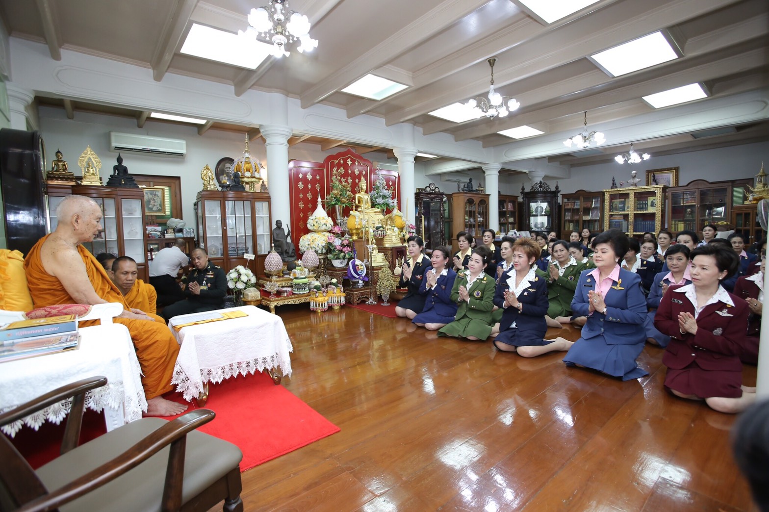 051 เมื่อวันที่ 28 มีนาคม 2560 นายกสมาคมภริยาฯ พร้อมด้วยนายกสมาคมแม่บ้านเหล่าทัพพร้อมคณะ รวม 6 เ...