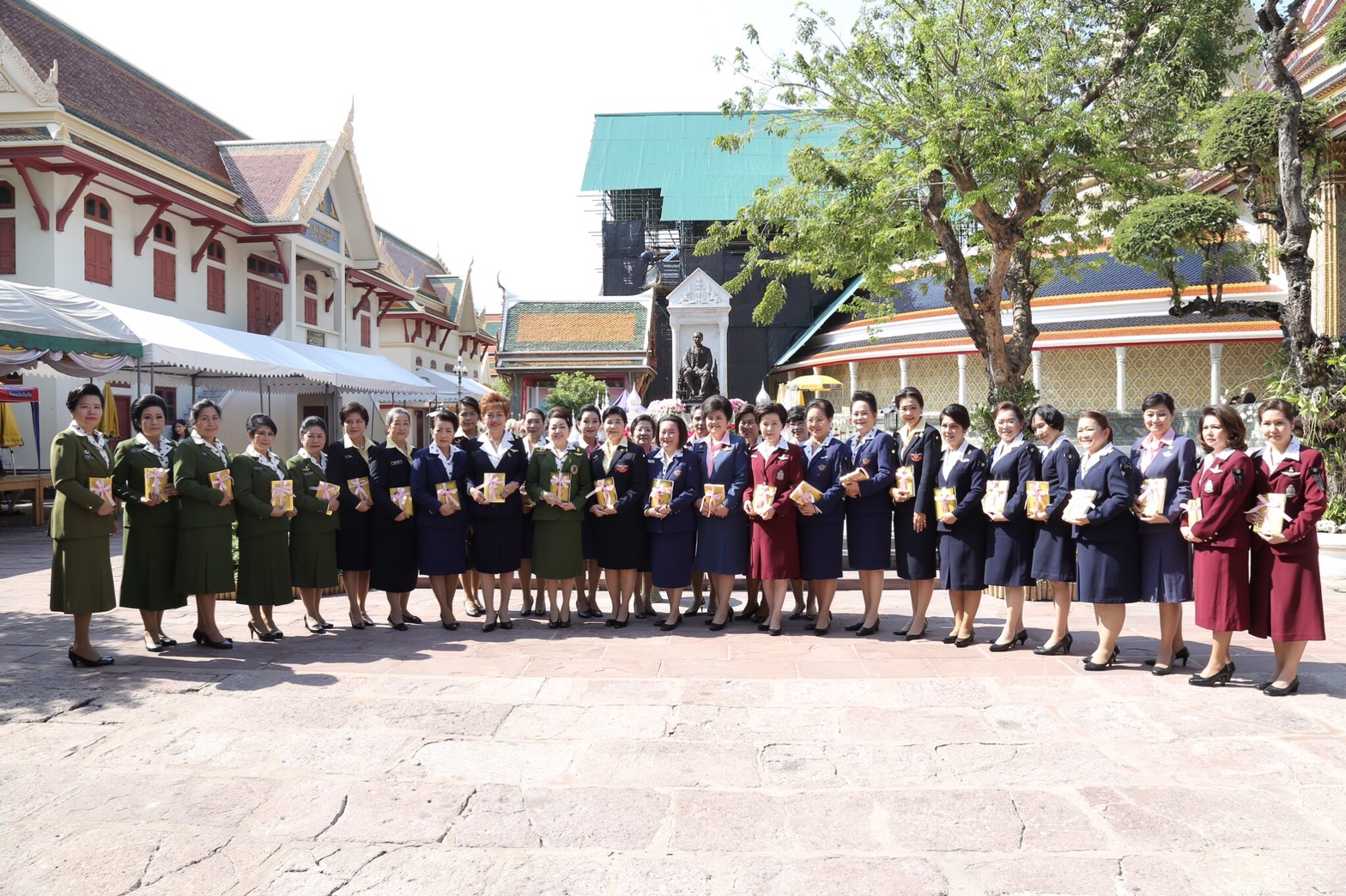 051 เมื่อวันที่ 28 มีนาคม 2560 นายกสมาคมภริยาฯ พร้อมด้วยนายกสมาคมแม่บ้านเหล่าทัพพร้อมคณะ รวม 6 เหล่าทัพ เข้าเฝ้าถวายสักการะ สมเด็จพระสังฆราช สกลมหาสังฆปรินายก และขอประทานพรเพื่อเป็นสิริมงคล ณ วัดราชบพิธสถิตมหาสีมารามราชวรวิหาร กรุงเทพมหานคร