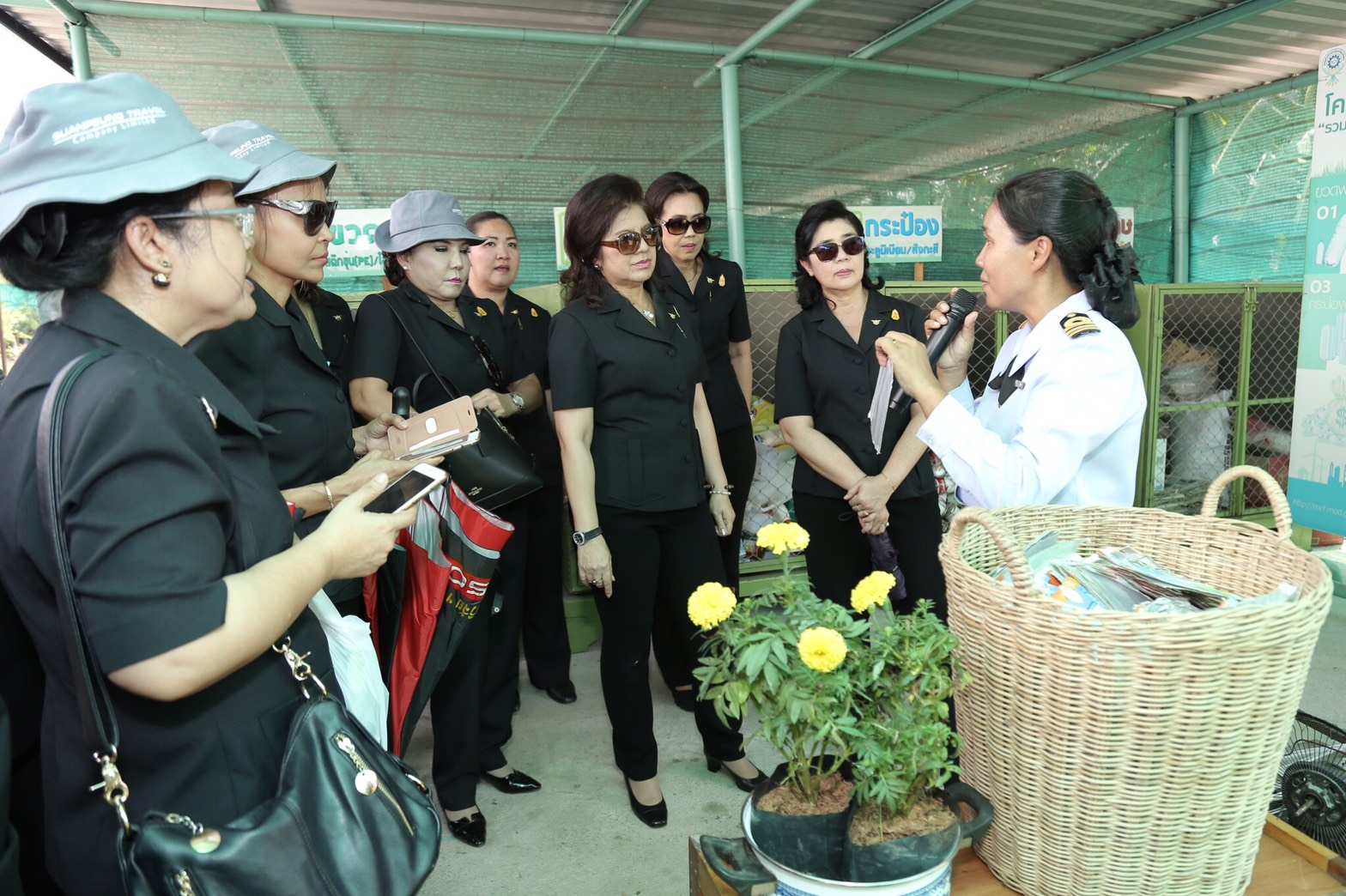 052 เมื่อวันที่ 29 มีนาคม 2560 นายกสมาคมภริยาฯ พร้อมด้วยคณะกรรมการสมาคมฯ เดินทางไปตรวจเยี่ยมและติดตามการดำเนินงาน โครงการฯ ในพื้นที่ของ โรงงานผลิตวัตถุระเบิดทหาร กรมการอุตสาหกรรมทหาร ศูนย์การอุตสาหกรรมป้องกันประเทศและพลังงานทหาร (รวท.อท.ศอพท.) จ.นครสวรรค์