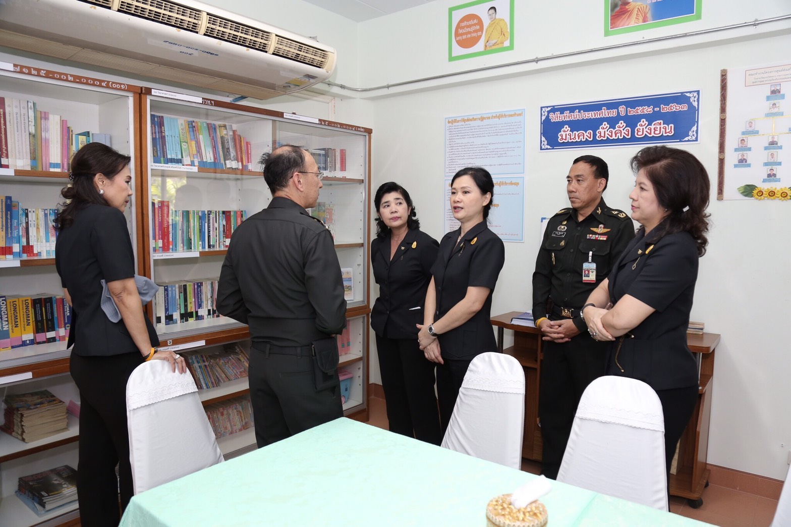 052 เมื่อวันที่ 29 มีนาคม 2560 นายกสมาคมภริยาฯ พร้อมด้วยคณะกรรมการสมาคมฯ เดินทางไปตรวจเยี่ยมและติดตามการดำเนินงาน โครงการฯ ในพื้นที่ของ โรงงานผลิตวัตถุระเบิดทหาร กรมการอุตสาหกรรมทหาร ศูนย์การอุตสาหกรรมป้องกันประเทศและพลังงานทหาร (รวท.อท.ศอพท.) จ.นครสวรรค์