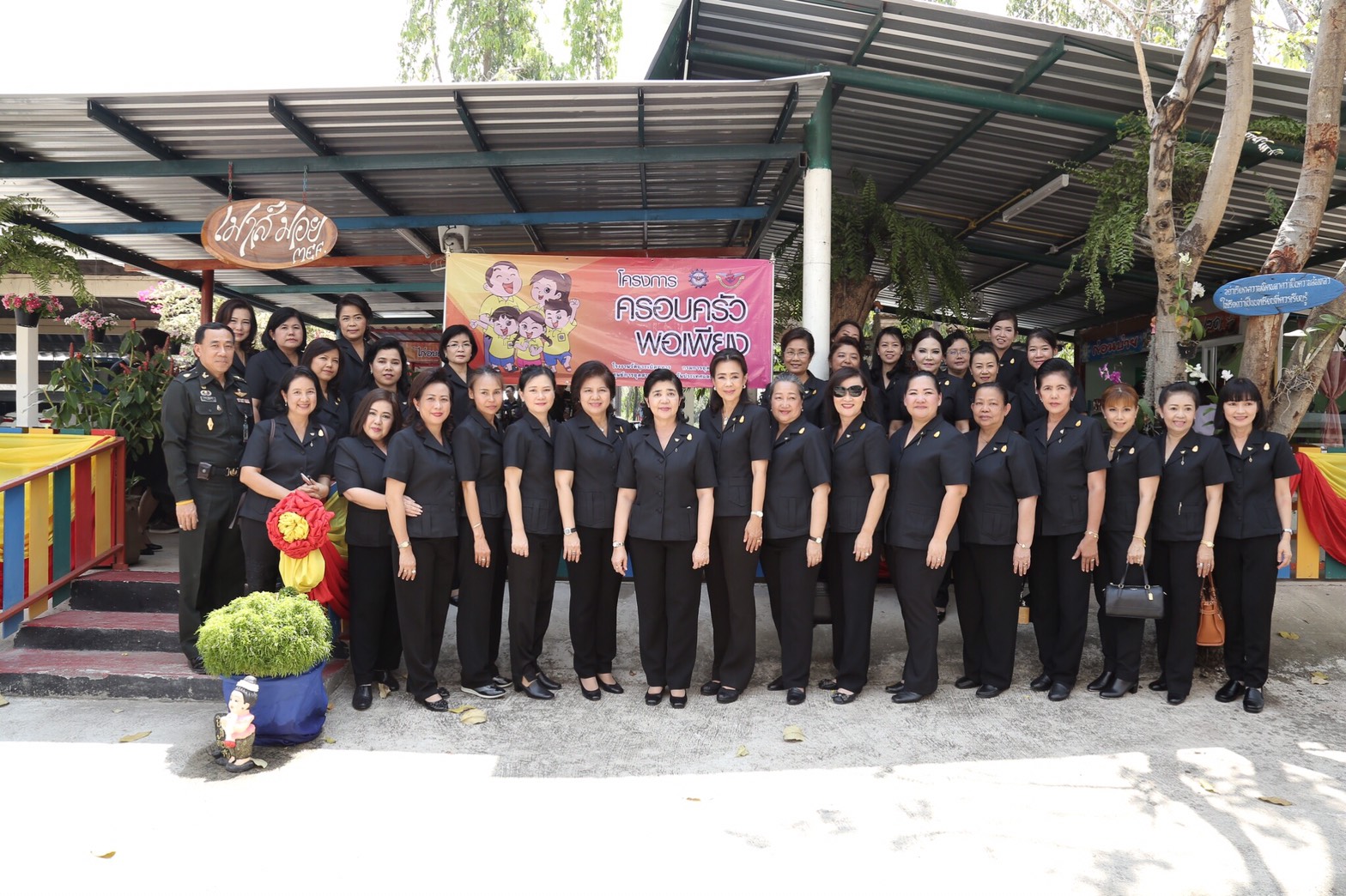 052 เมื่อวันที่ 29 มีนาคม 2560 นายกสมาคมภริยาฯ พร้อมด้วยคณะกรรมการสมาคมฯ เดินทางไปตรวจเยี่ยมและติดตามการดำเนินงาน โครงการฯ ในพื้นที่ของ โรงงานผลิตวัตถุระเบิดทหาร กรมการอุตสาหกรรมทหาร ศูนย์การอุตสาหกรรมป้องกันประเทศและพลังงานทหาร (รวท.อท.ศอพท.) จ.นครสวรรค์