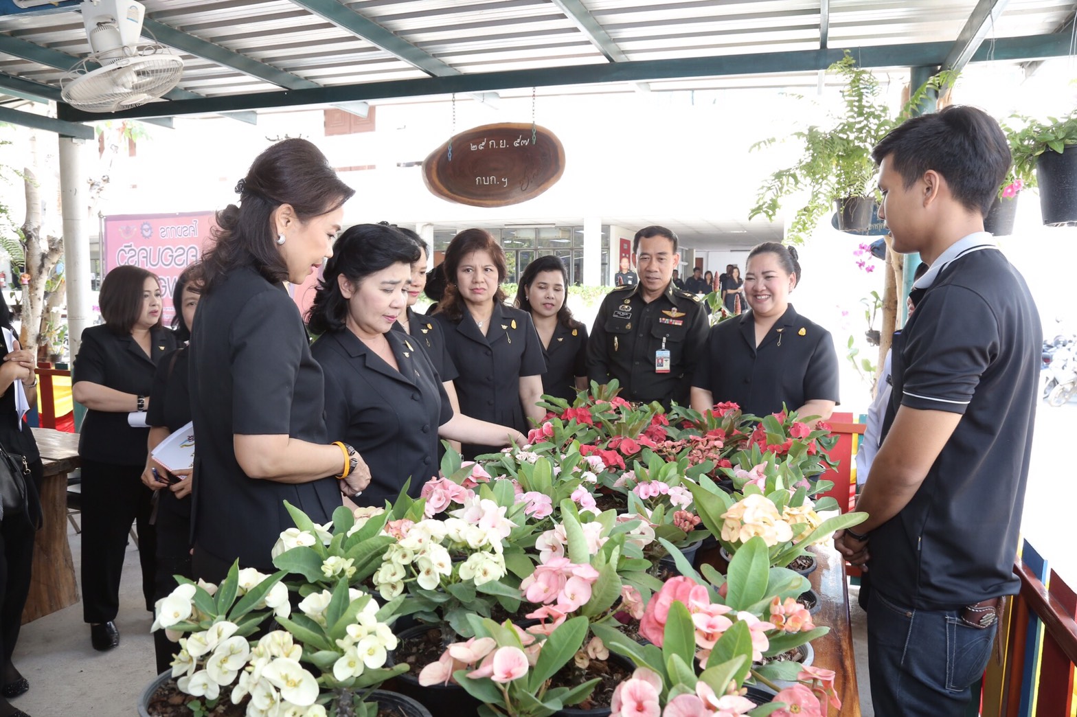 052 เมื่อวันที่ 29 มีนาคม 2560 นายกสมาคมภริยาฯ พร้อมด้วยคณะกรรมการสมาคมฯ เดินทางไปตรวจเยี่ยมและติดตามการดำเนินงาน โครงการฯ ในพื้นที่ของ โรงงานผลิตวัตถุระเบิดทหาร กรมการอุตสาหกรรมทหาร ศูนย์การอุตสาหกรรมป้องกันประเทศและพลังงานทหาร (รวท.อท.ศอพท.) จ.นครสวรรค์