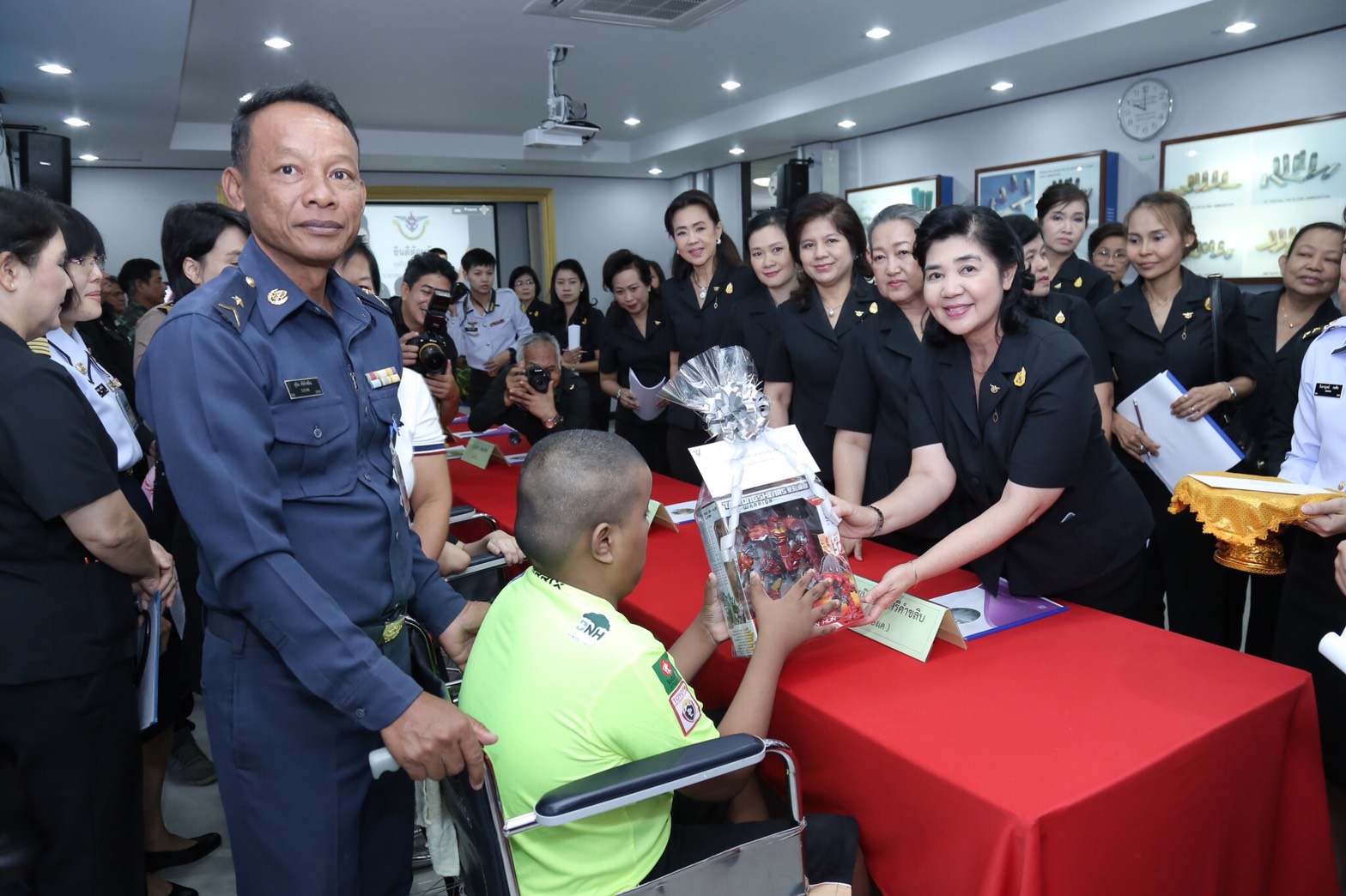 052 เมื่อวันที่ 29 มีนาคม 2560 นายกสมาคมภริยาฯ พร้อมด้วยคณะกรรมการสมาคมฯ เดินทางไปตรวจเยี่ยมและติดตามการดำเนินงาน โครงการฯ ในพื้นที่ของ โรงงานผลิตวัตถุระเบิดทหาร กรมการอุตสาหกรรมทหาร ศูนย์การอุตสาหกรรมป้องกันประเทศและพลังงานทหาร (รวท.อท.ศอพท.) จ.นครสวรรค์