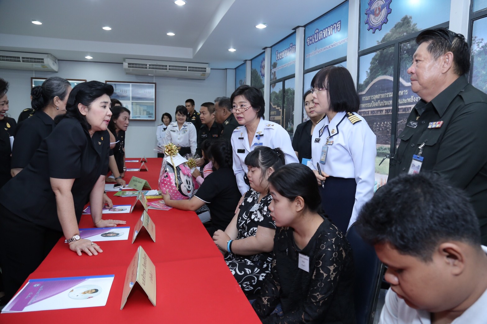 052 เมื่อวันที่ 29 มีนาคม 2560 นายกสมาคมภริยาฯ พร้อมด้วยคณะกรรมการสมาคมฯ เดินทางไปตรวจเยี่ยมและติดตามการดำเนินงาน โครงการฯ ในพื้นที่ของ โรงงานผลิตวัตถุระเบิดทหาร กรมการอุตสาหกรรมทหาร ศูนย์การอุตสาหกรรมป้องกันประเทศและพลังงานทหาร (รวท.อท.ศอพท.) จ.นครสวรรค์