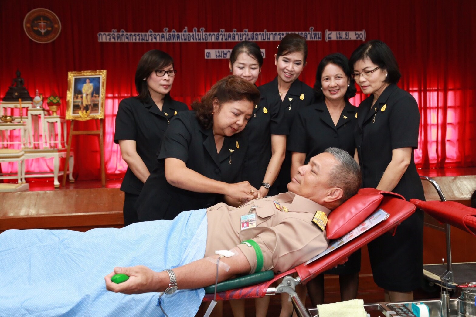053 เมื่อวันที่ 3 เมษายน 2560 ประธานกรรมการฝ่ายสวัสดิการสมาคมภริยาฯ เป็นผู้แทนนายกสมาคมภริยาฯ พร้อมด้วยคณะกรรมการสมาคมฯ ร่วมกิจกรรมบริจาคโลหิตถวายเป็นพระราชกุศล แด่พระบาทสมเด็จพระจุลจอมเกล้าเจ้าอยู่หัว พระบาทสมเด็จพระปรมินทรมหาภูมิพลอดุลยเดช และสมเด็จพระเจ้าอยู่หัวมหาวชิราลงกรณ บดินทรเทพยวรางกูร เนื่องในวันคล้ายวันสถาปนากระทรวงกลาโหม ประจำปี 2560 ครบ 130 ปี ณ ห้องประชุม กรมพระธรรมนูญ ชั้น 4 ข้างศาลาว่าการกลาโหม กรุงเทพมหานคร