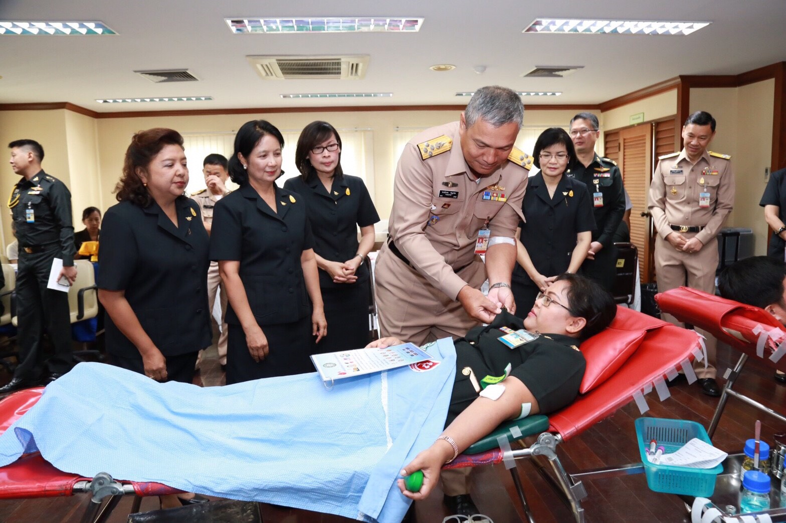 053 เมื่อวันที่ 3 เมษายน 2560 ประธานกรรมการฝ่ายสวัสดิการสมาคมภริยาฯ เป็นผู้แทนนายกสมาคมภริยาฯ พร้อมด้วยคณะกรรมการสมาคมฯ ร่วมกิจกรรมบริจาคโลหิตถวายเป็นพระราชกุศล แด่พระบาทสมเด็จพระจุลจอมเกล้าเจ้าอยู่หัว พระบาทสมเด็จพระปรมินทรมหาภูมิพลอดุลยเดช และสมเด็จพระเจ้าอยู่หัวมหาวชิราลงกรณ บดินทรเทพยวรางกูร เนื่องในวันคล้ายวันสถาปนากระทรวงกลาโหม ประจำปี 2560 ครบ 130 ปี ณ ห้องประชุม กรมพระธรรมนูญ ชั้น 4 ข้างศาลาว่าการกลาโหม กรุงเทพมหานคร
