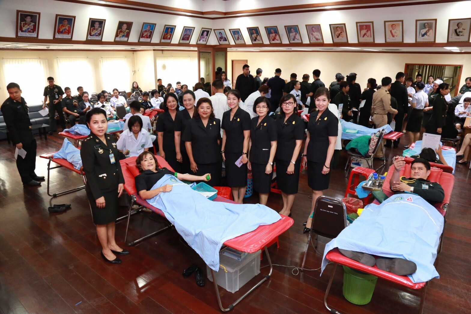 053 เมื่อวันที่ 3 เมษายน 2560 ประธานกรรมการฝ่ายสวัสดิการสมาคมภริยาฯ เป็นผู้แทนนายกสมาคมภริยาฯ พร้อมด้วยคณะกรรมการสมาคมฯ ร่วมกิจกรรมบริจาคโลหิตถวายเป็นพระราชกุศล แด่พระบาทสมเด็จพระจุลจอมเกล้าเจ้าอยู่หัว พระบาทสมเด็จพระปรมินทรมหาภูมิพลอดุลยเดช และสมเด็จพระเจ้าอยู่หัวมหาวชิราลงกรณ บดินทรเทพยวรางกูร เนื่องในวันคล้ายวันสถาปนากระทรวงกลาโหม ประจำปี 2560 ครบ 130 ปี ณ ห้องประชุม กรมพระธรรมนูญ ชั้น 4 ข้างศาลาว่าการกลาโหม กรุงเทพมหานคร