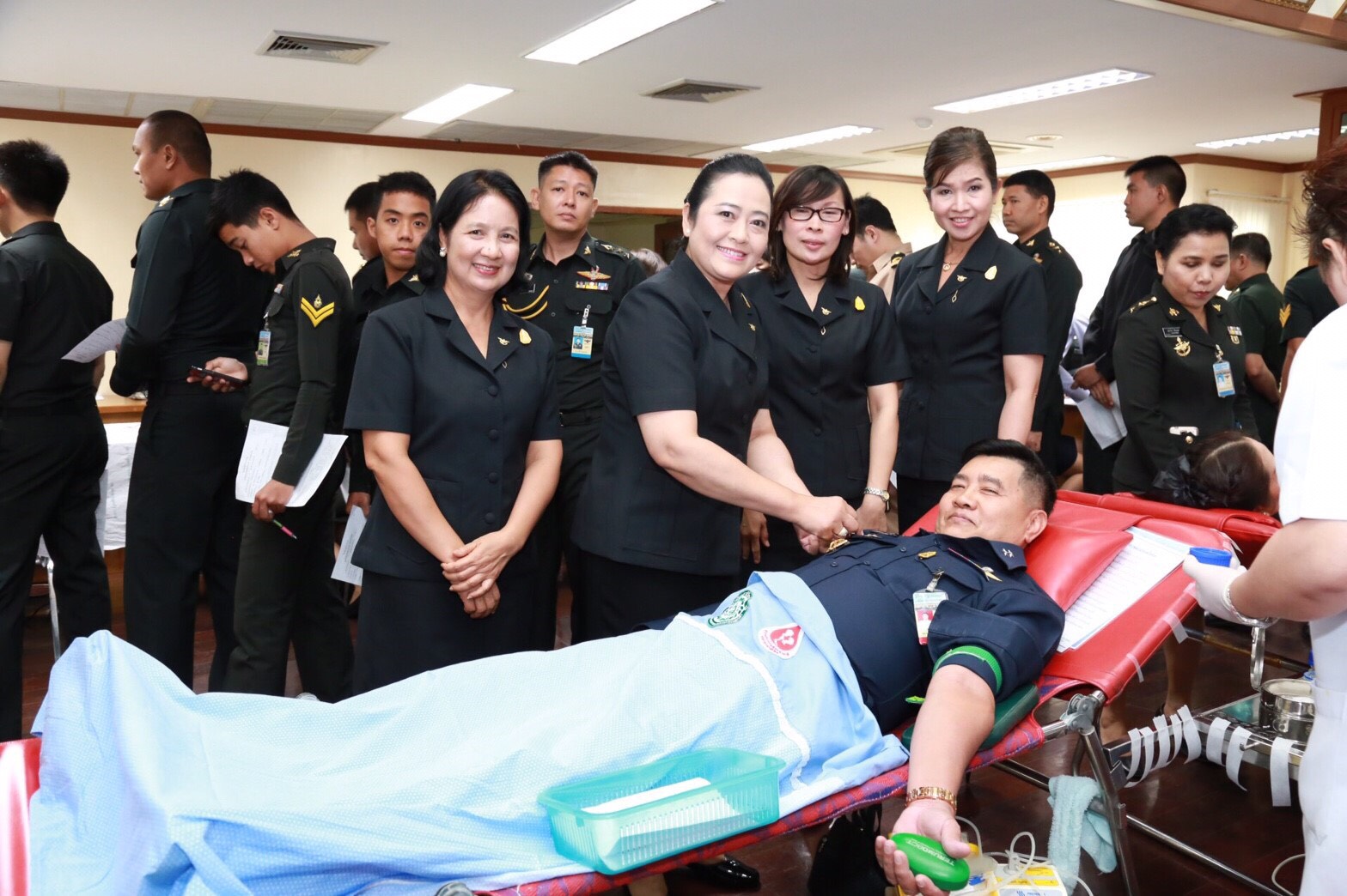 053 เมื่อวันที่ 3 เมษายน 2560 ประธานกรรมการฝ่ายสวัสดิการสมาคมภริยาฯ เป็นผู้แทนนายกสมาคมภริยาฯ พร้อมด้วยคณะกรรมการสมาคมฯ ร่วมกิจกรรมบริจาคโลหิตถวายเป็นพระราชกุศล แด่พระบาทสมเด็จพระจุลจอมเกล้าเจ้าอยู่หัว พระบาทสมเด็จพระปรมินทรมหาภูมิพลอดุลยเดช และสมเด็จพระเจ้าอยู่หัวมหาวชิราลงกรณ บดินทรเทพยวรางกูร เนื่องในวันคล้ายวันสถาปนากระทรวงกลาโหม ประจำปี 2560 ครบ 130 ปี ณ ห้องประชุม กรมพระธรรมนูญ ชั้น 4 ข้างศาลาว่าการกลาโหม กรุงเทพมหานคร