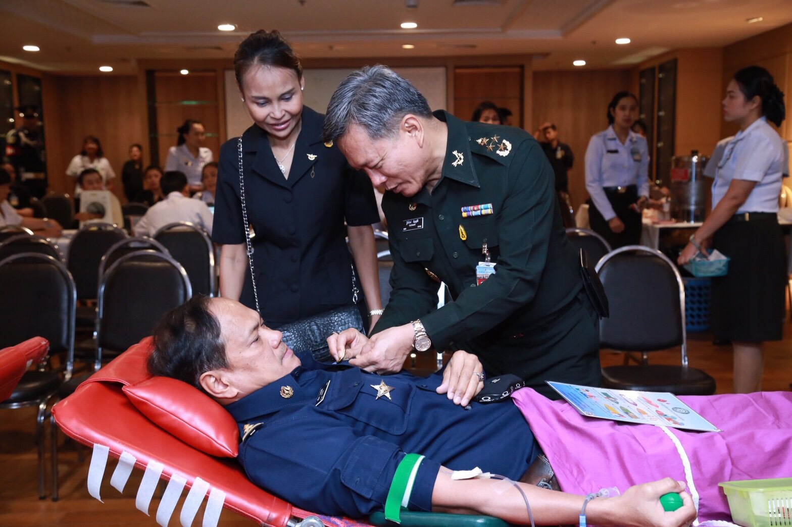054 เมื่อวันที่ 4 เมษายน 2560 ประธานกรรมการฝ่ายจัดหารายได้สมาคมภริยาฯ เป็นผู้แทนนายกสมาคมภริยาฯ พร้อมด้วยคณะกรรมการสมาคมฯ ร่วมกิจกรรมบริจาคโลหิตถวายเป็นพระราชกุศล แด่พระบาทสมเด็จพระจุลจอมเกล้าเจ้าอยู่หัว พระบาทสมเด็จพระปรมินทรมหาภูมิพลอดุลยเดช และสมเด็จพระเจ้าอยู่หัวมหาวชิราลงกรณ บดินทรเทพยวรางกูร เนื่องในวันคล้ายวันสถาปนากระทรวงกลาโหม ประจำปี 2560 ครบ 130 ปี ณ อาคารสำนักงานปลัดกระทรวงกลาโหม