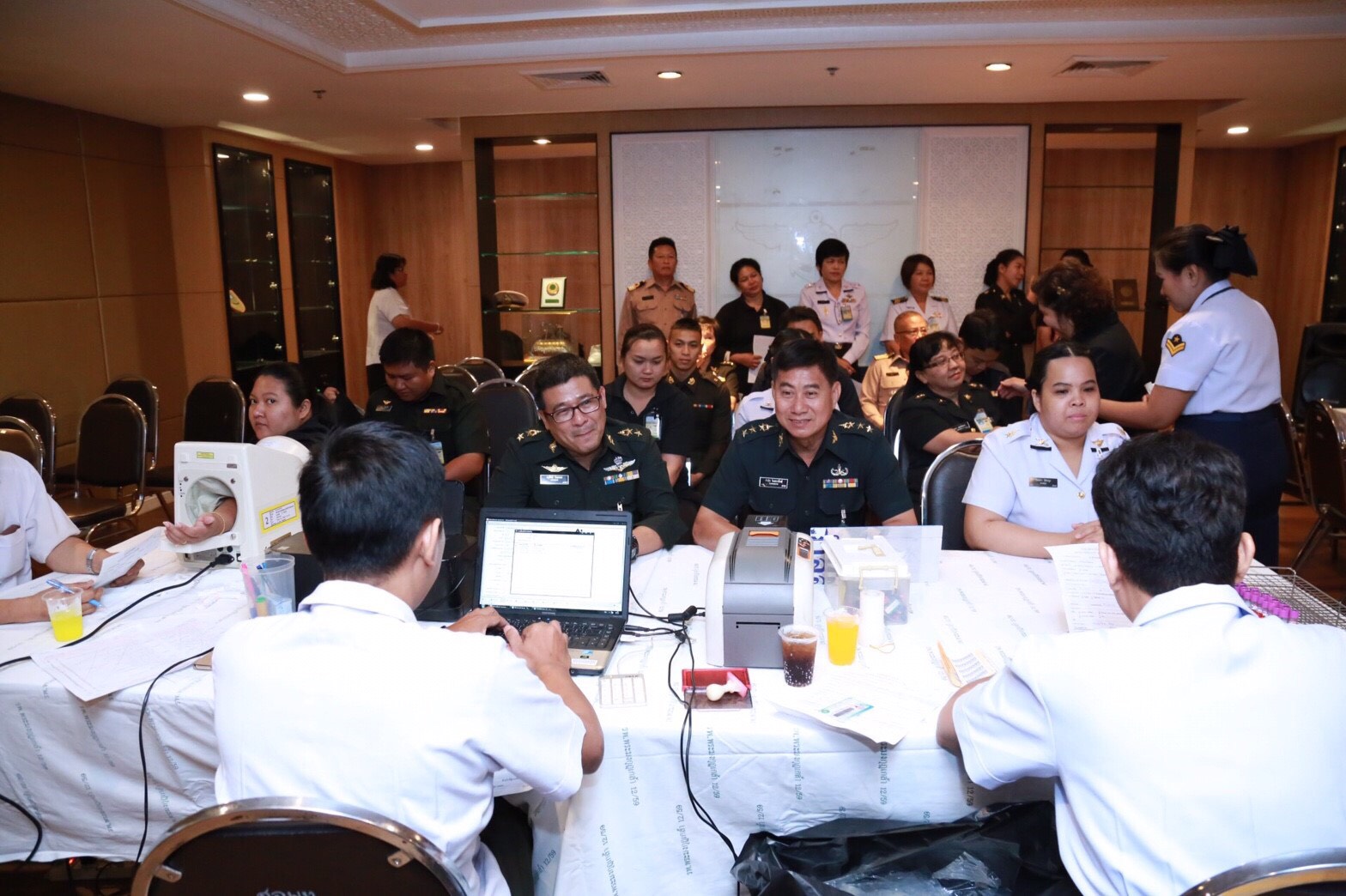 054 เมื่อวันที่ 4 เมษายน 2560 ประธานกรรมการฝ่ายจัดหารายได้สมาคมภริยาฯ เป็นผู้แทนนายกสมาคมภริยาฯ พร้อมด้วยคณะกรรมการสมาคมฯ ร่วมกิจกรรมบริจาคโลหิตถวายเป็นพระราชกุศล แด่พระบาทสมเด็จพระจุลจอมเกล้าเจ้าอยู่หัว พระบาทสมเด็จพระปรมินทรมหาภูมิพลอดุลยเดช และสมเด็จพระเจ้าอยู่หัวมหาวชิราลงกรณ บดินทรเทพยวรางกูร เนื่องในวันคล้ายวันสถาปนากระทรวงกลาโหม ประจำปี 2560 ครบ 130 ปี ณ อาคารสำนักงานปลัดกระทรวงกลาโหม