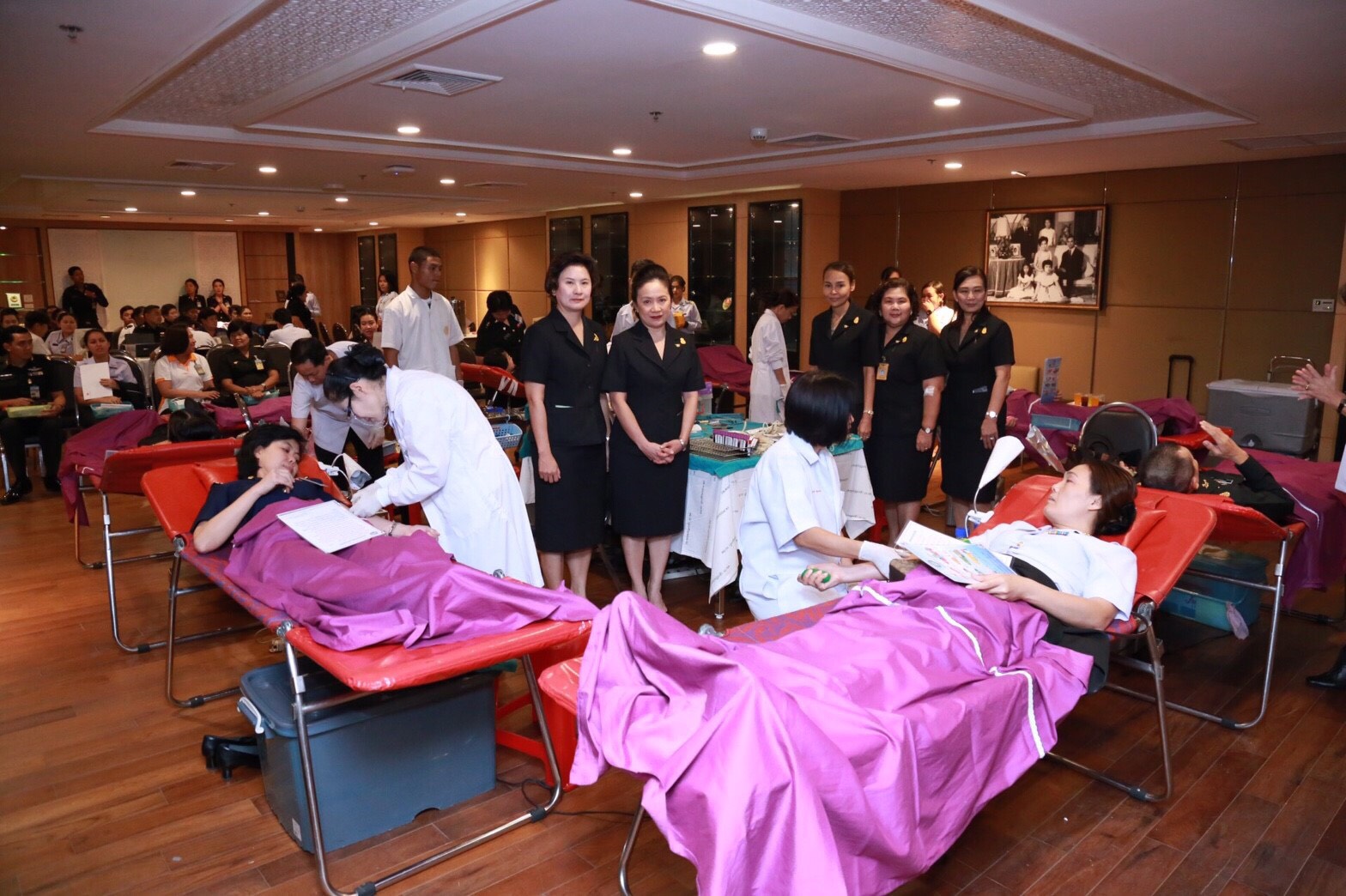 054 เมื่อวันที่ 4 เมษายน 2560 ประธานกรรมการฝ่ายจัดหารายได้สมาคมภริยาฯ เป็นผู้แทนนายกสมาคมภริยาฯ พร้อมด้วยคณะกรรมการสมาคมฯ ร่วมกิจกรรมบริจาคโลหิตถวายเป็นพระราชกุศล แด่พระบาทสมเด็จพระจุลจอมเกล้าเจ้าอยู่หัว พระบาทสมเด็จพระปรมินทรมหาภูมิพลอดุลยเดช และสมเด็จพระเจ้าอยู่หัวมหาวชิราลงกรณ บดินทรเทพยวรางกูร เนื่องในวันคล้ายวันสถาปนากระทรวงกลาโหม ประจำปี 2560 ครบ 130 ปี ณ อาคารสำนักงานปลัดกระทรวงกลาโหม